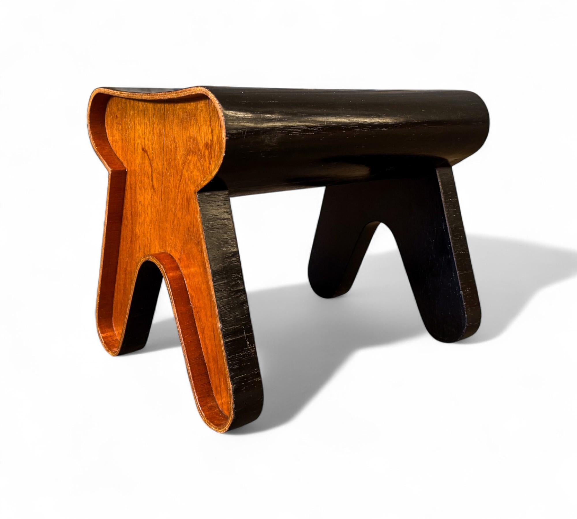 Brasileño de mediados de siglo, Taburete de madera ebonizada, Por Pedro Useche siglo XX en venta