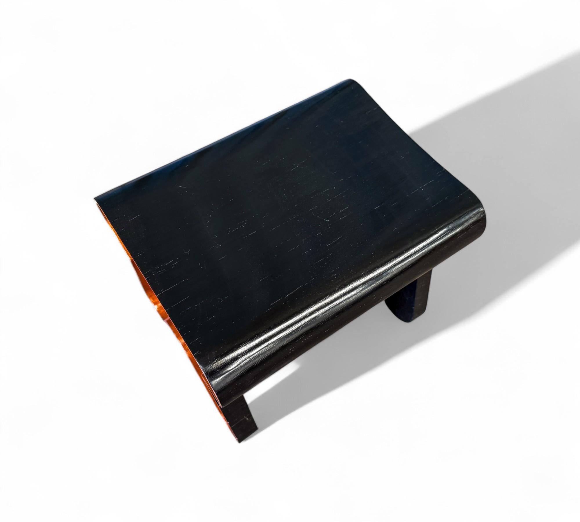 Brasileño de mediados de siglo, Taburete de madera ebonizada, Por Pedro Useche en venta 1