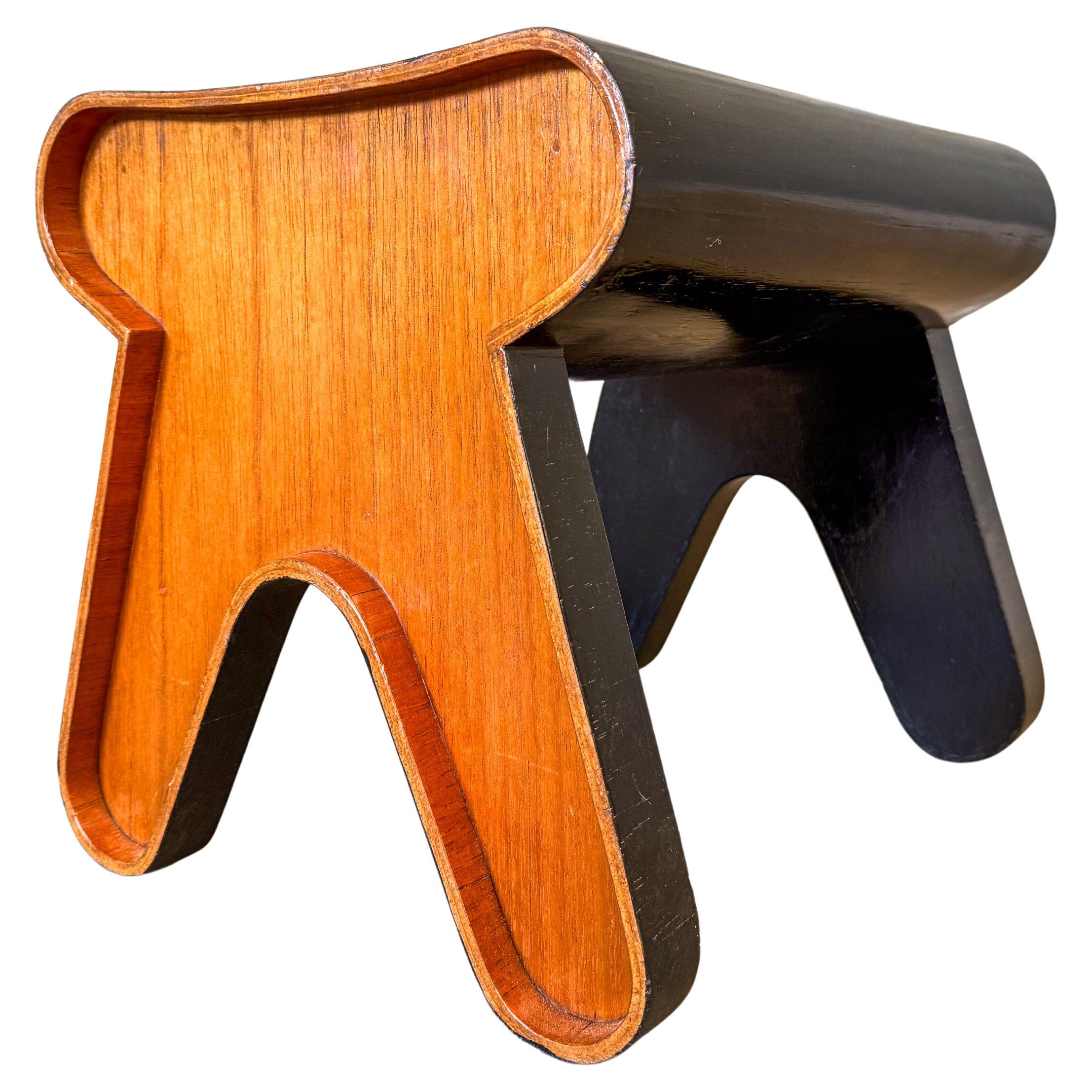 Brasileño de mediados de siglo, Taburete de madera ebonizada, Por Pedro Useche en venta