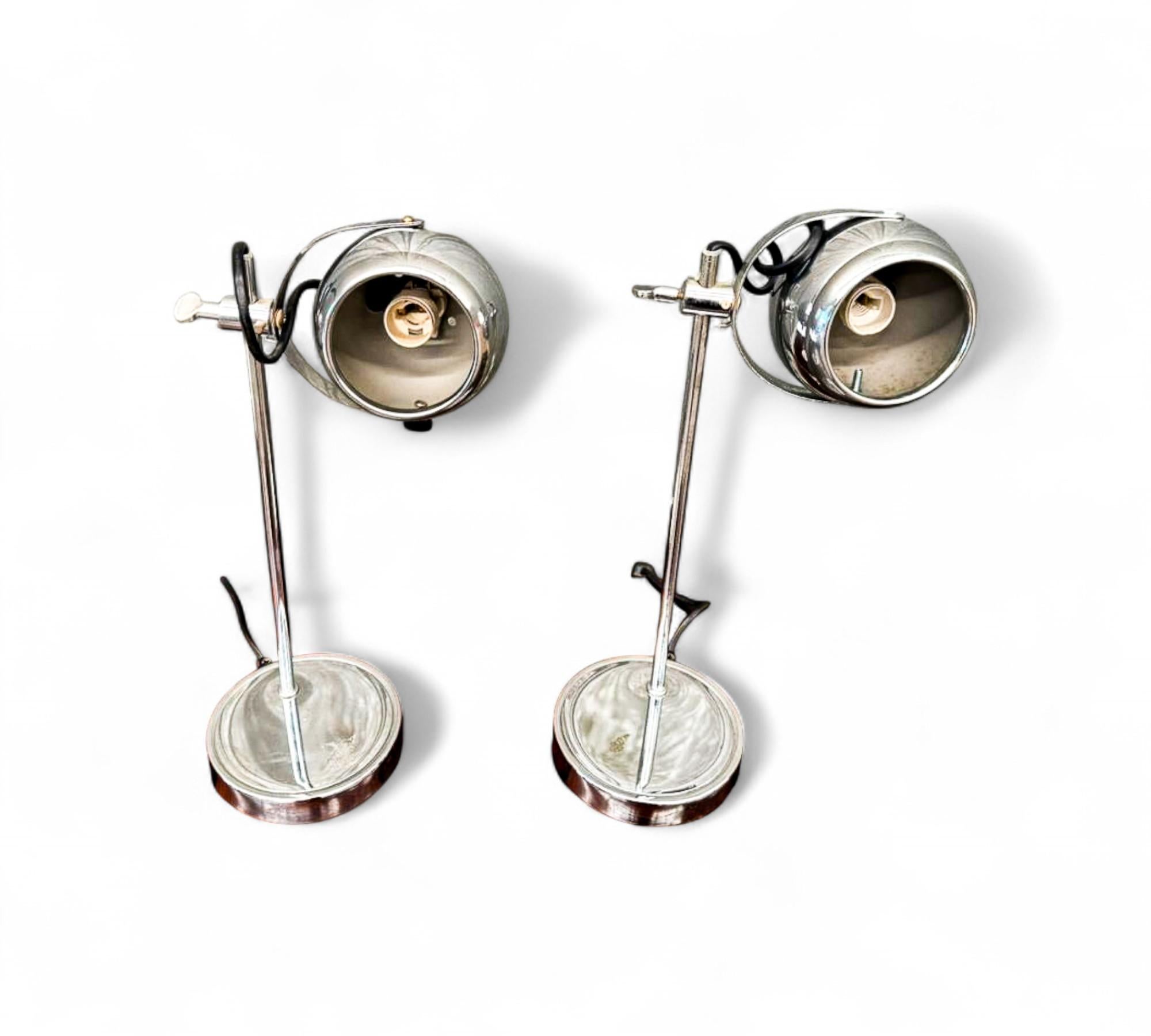 Este llamativo par de lámparas de sobremesa brasileñas de mediados de siglo presenta un diseño elegante y minimalista con nuevas superficies cromadas que crean una presencia atrevida y moderna. Diseñadas en Brasil durante la década de 1960 por un