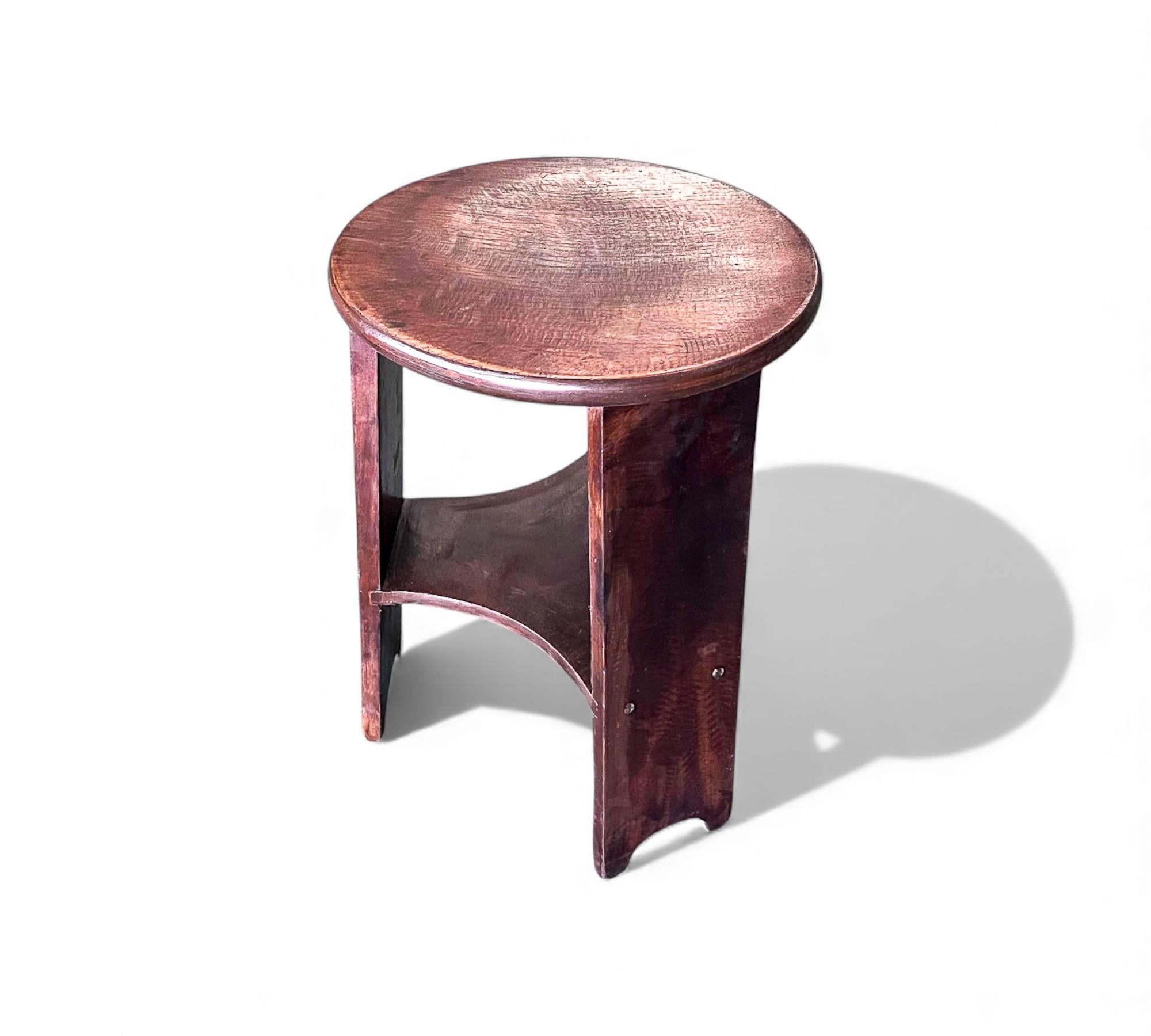 Taburete Redondo Brasileño de Tres Patas Moderno de Mitad de Siglo en Madera Dura, Cimo Moderno de mediados de siglo en venta