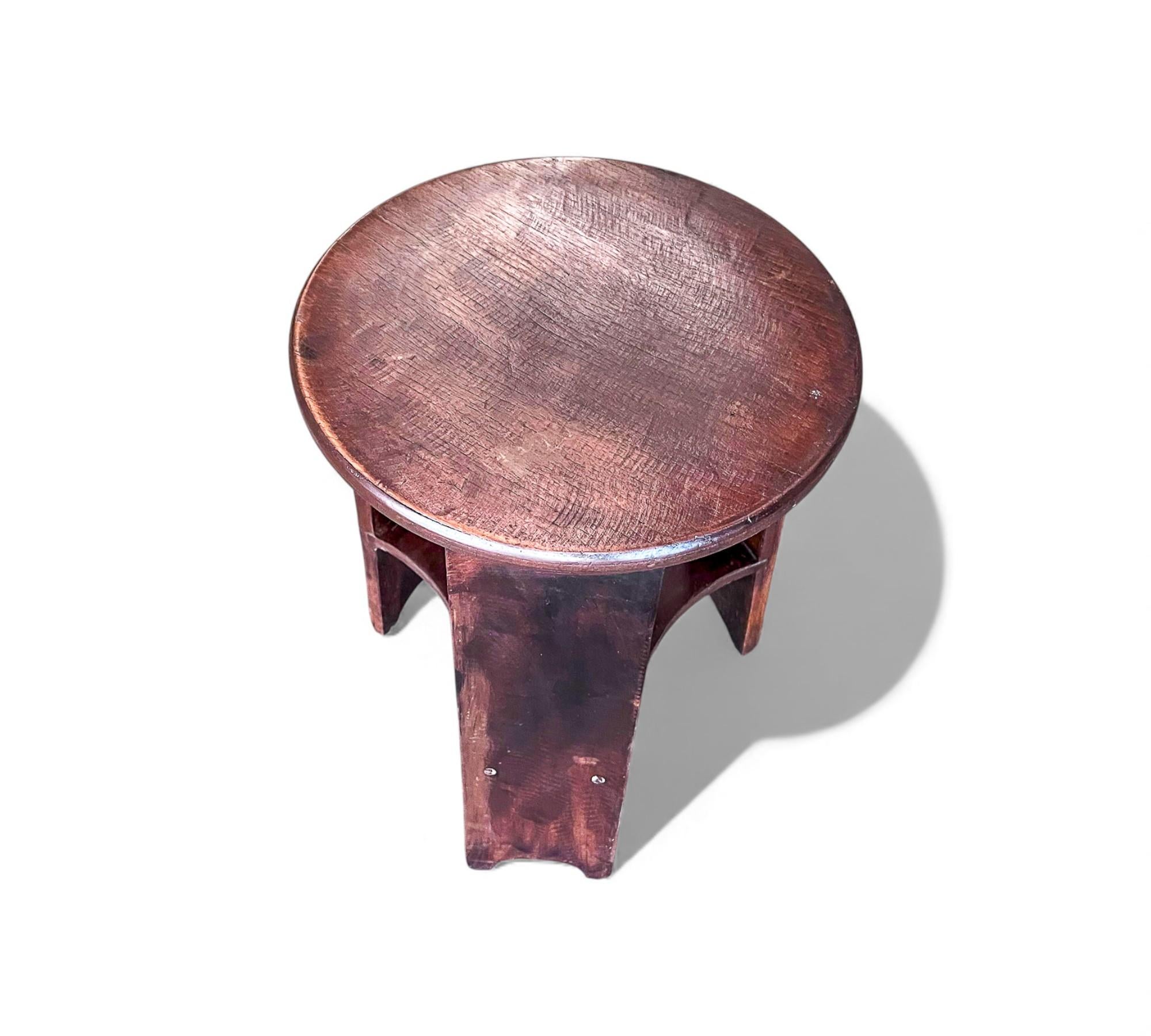 Taburete Redondo Brasileño de Tres Patas Moderno de Mitad de Siglo en Madera Dura, Cimo en Bueno estado para la venta en New York, NY