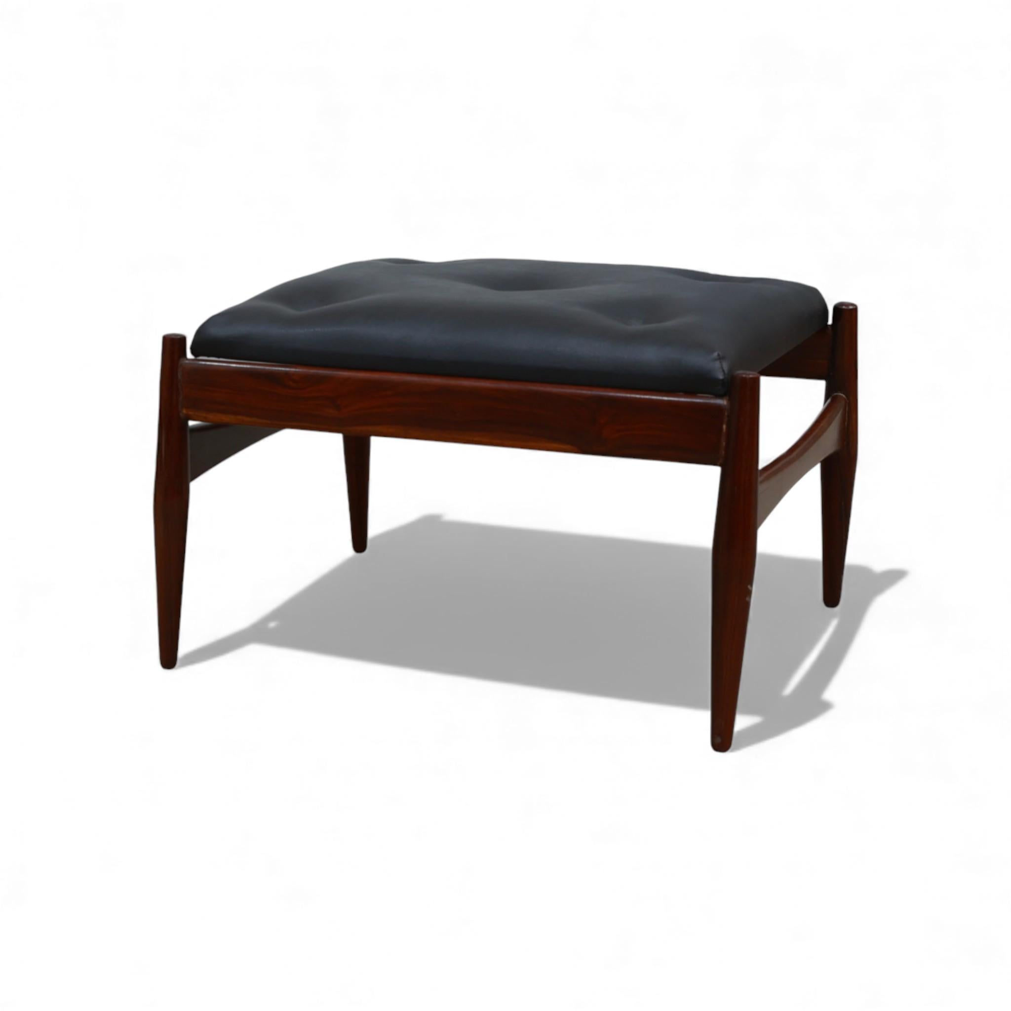 This mid-century ottoman by Liceu de Artes e Ofícios is crafted in solid rosewood and upholstered in its original black leather, which remains in good condition for its age. The piece reflects the workshop’s refined mid-century Brazilian