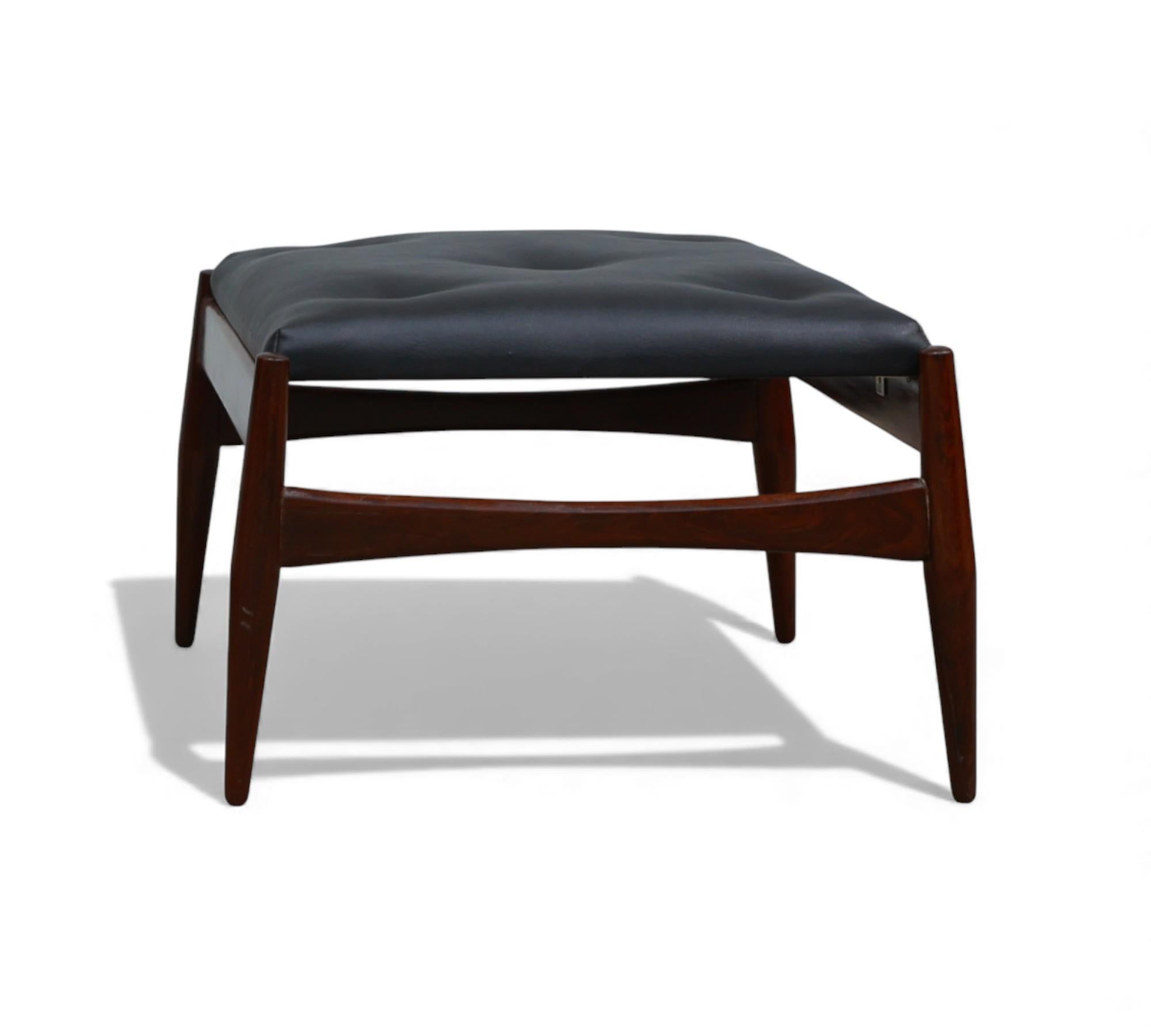 Brazilian Mid-Century Ottoman in Hardwood & Leather, Liceu de Artes, 1960s (Moderne der Mitte des Jahrhunderts) im Angebot