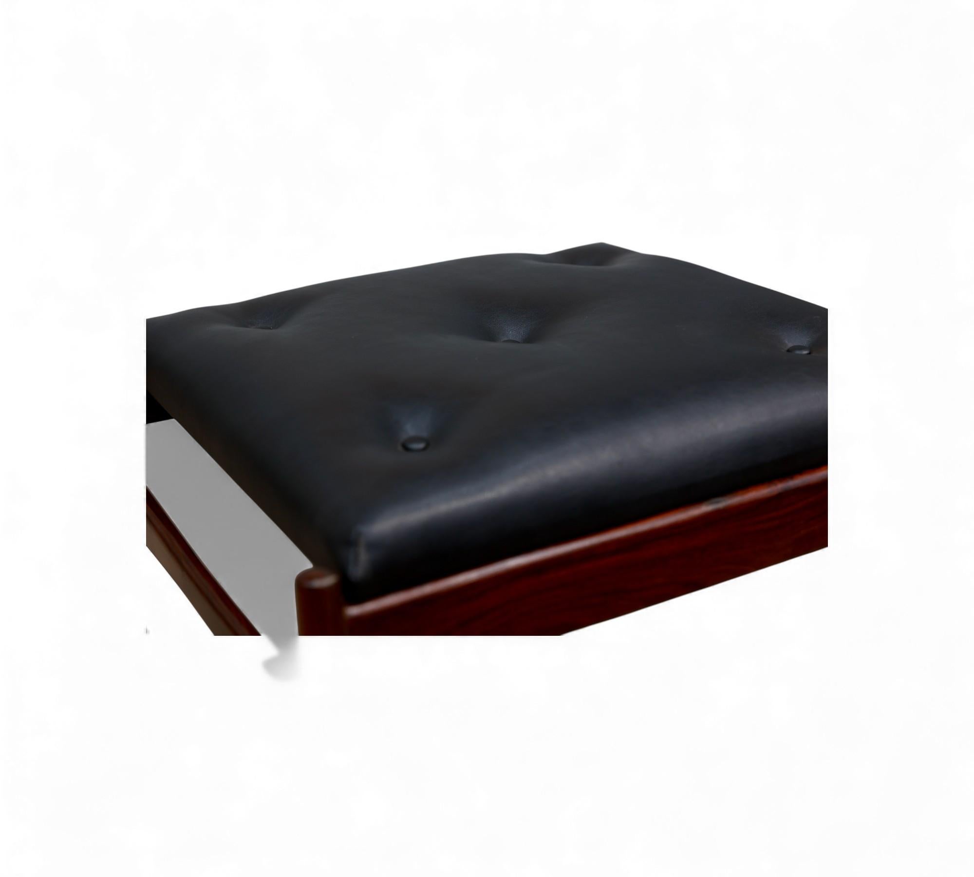 Brazilian Mid-Century Ottoman in Hardwood & Leather, Liceu de Artes, 1960s (20. Jahrhundert) im Angebot