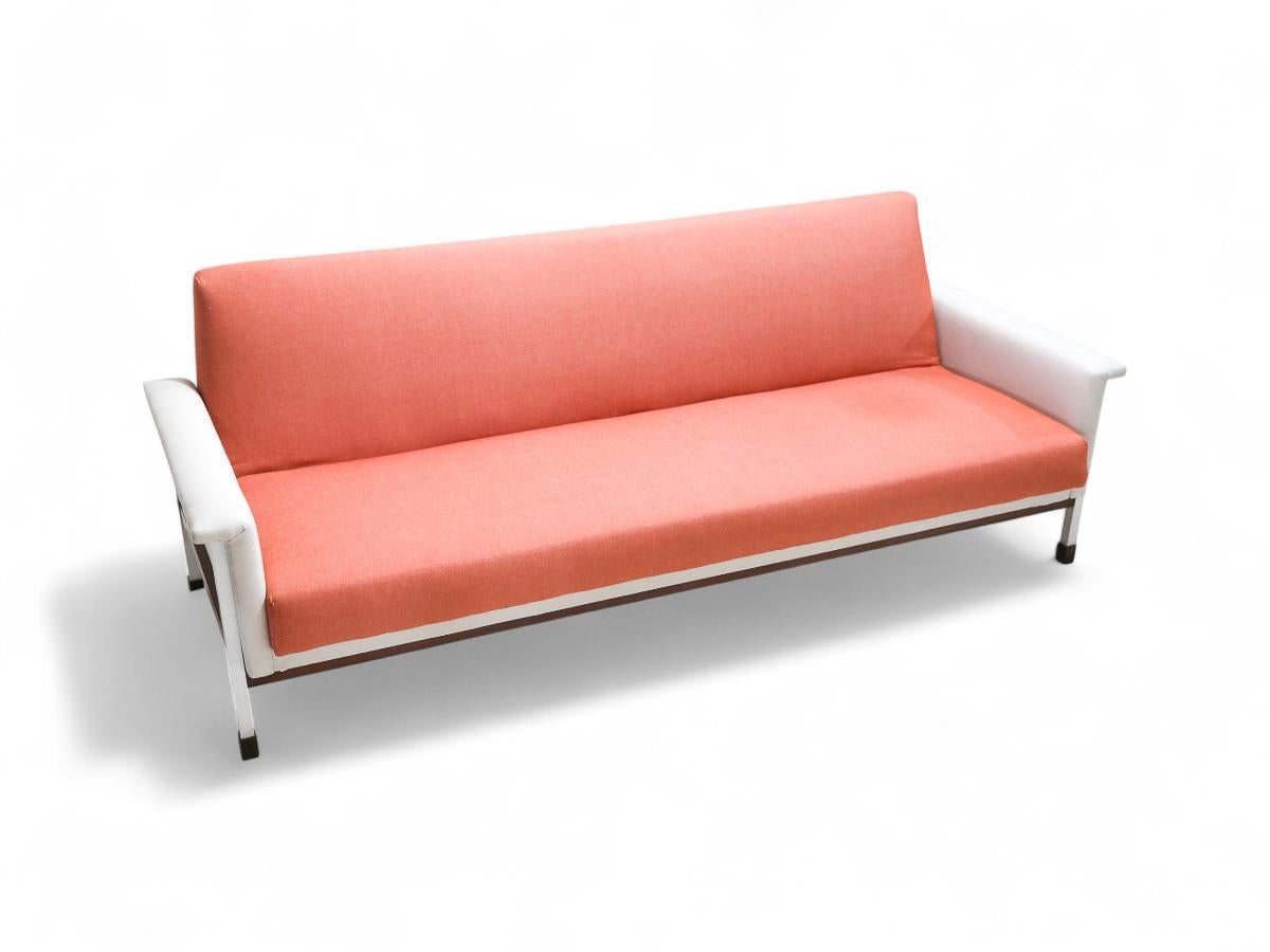Disponible hoy, con envío nacional en el área metropolitana de Nueva York incluido, este Sofá Cama Brasileño Moderno de Mitad de Siglo Rosa de Catalina S.A., c. 1960, ¡es nada menos que precioso! Este sofá tiene un armazón de hierro que proporciona