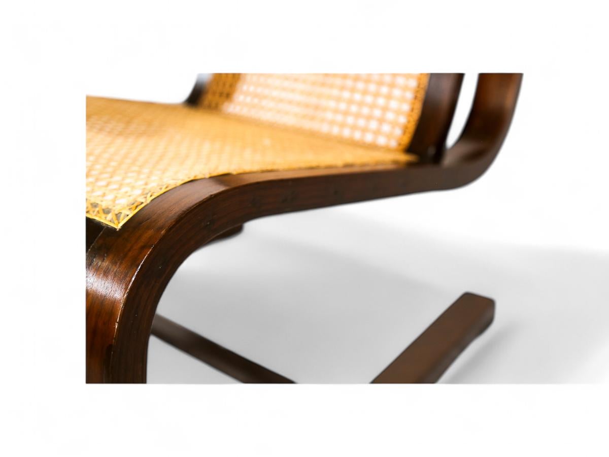 Fauteuil à bascule brésilien du milieu du siècle en bois dur et cannage, Unknown, c. 1960's en vente 2