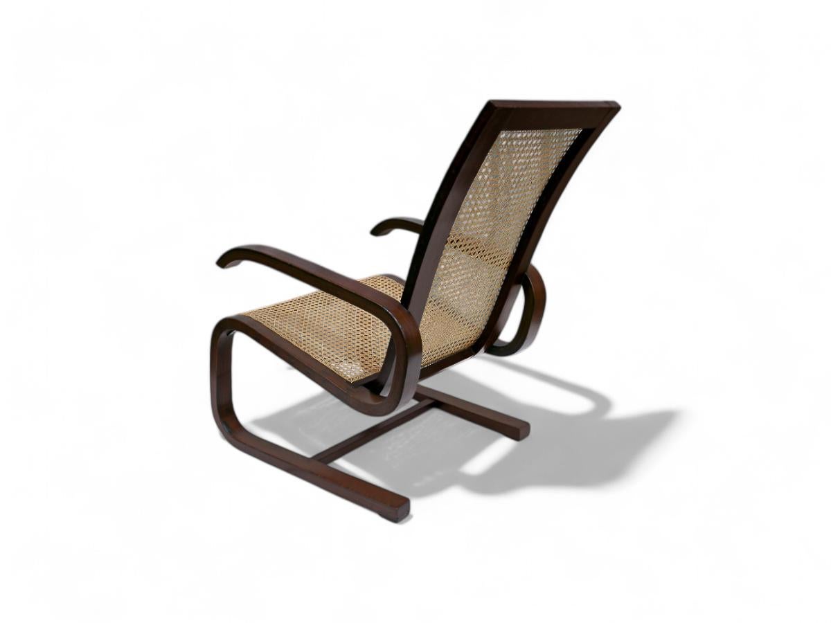 Disponible dès aujourd'hui, avec livraison nationale dans la région métropolitaine de New York incluse, cette chaise à bascule brésilienne du milieu du siècle en bois dur et cannage, inconnue, vers les années 1960, n'est rien de moins que magnifique
