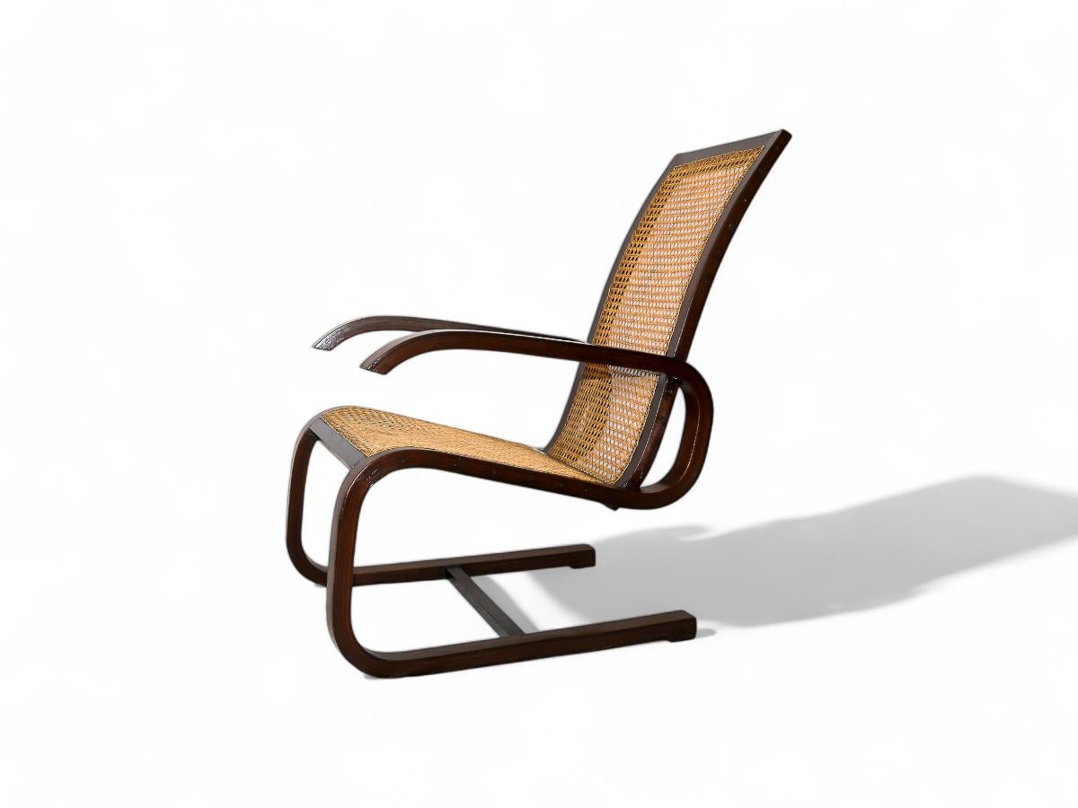 Brésilien Fauteuil à bascule brésilien du milieu du siècle en bois dur et cannage, Unknown, c. 1960's en vente