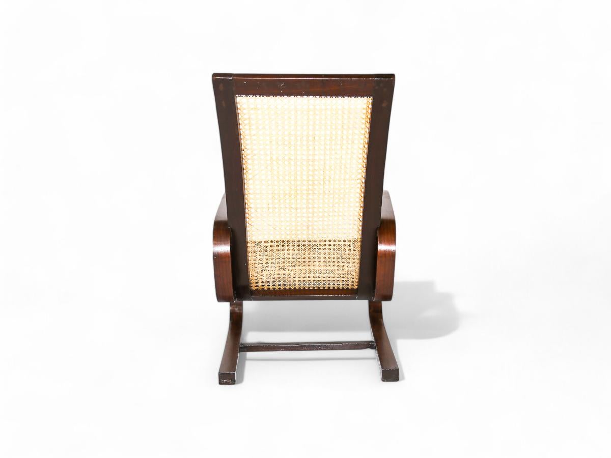 20ième siècle Fauteuil à bascule brésilien du milieu du siècle en bois dur et cannage, Unknown, c. 1960's en vente