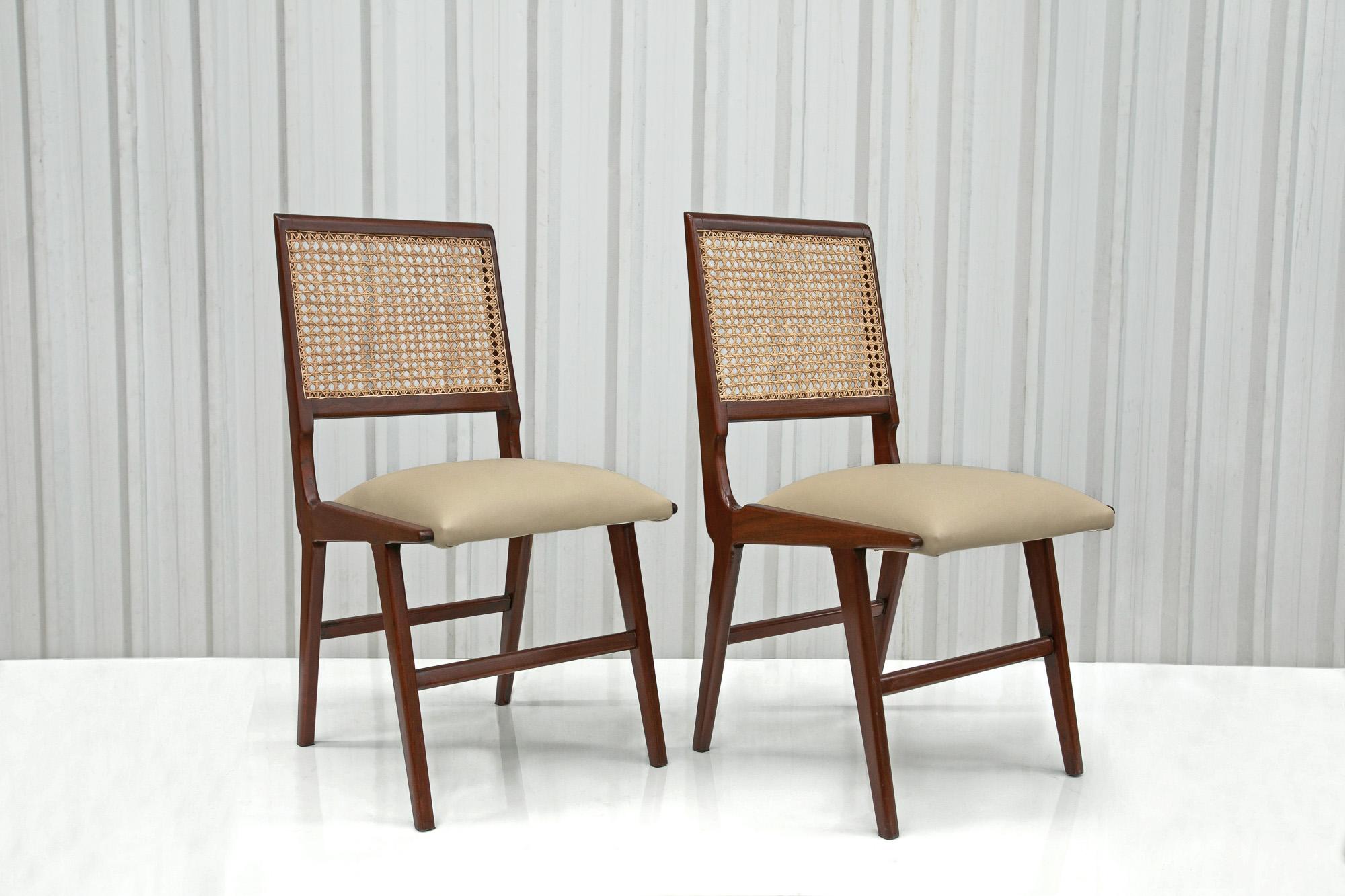 Mid-Century Modern Brazilian Mid-Century Set of Two Chairs in Hardwood and Leather by Forma, 1950s For Sale