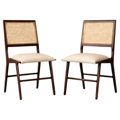 Juego de dos sillas brasileñas de mediados de siglo en madera dura y cuero por Forma, años 50