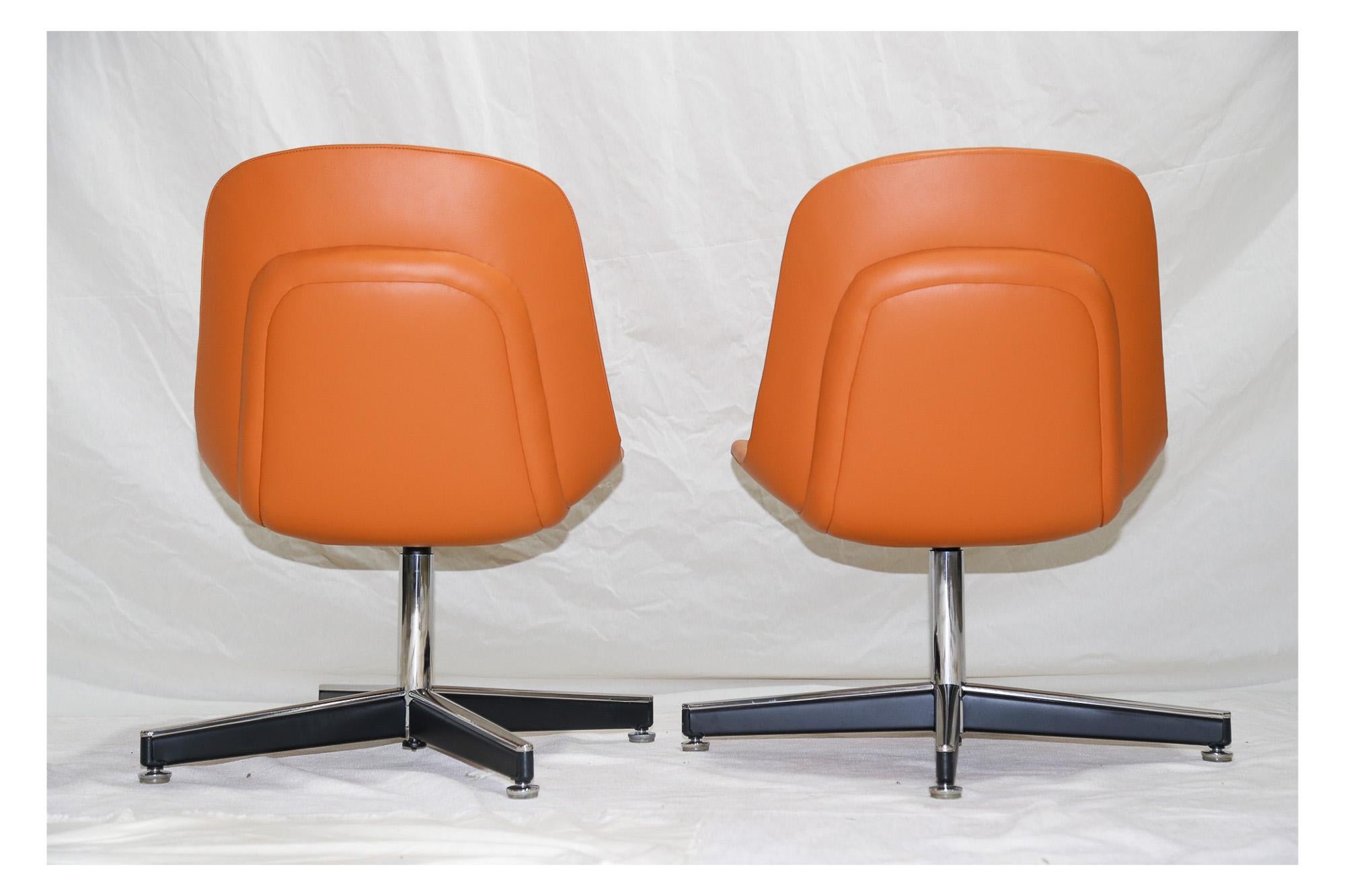 Mid-Century Modern Ensemble de deux chaises pivotantes brésiliennes du milieu du siècle dernier par Forma, vers 1970 en vente