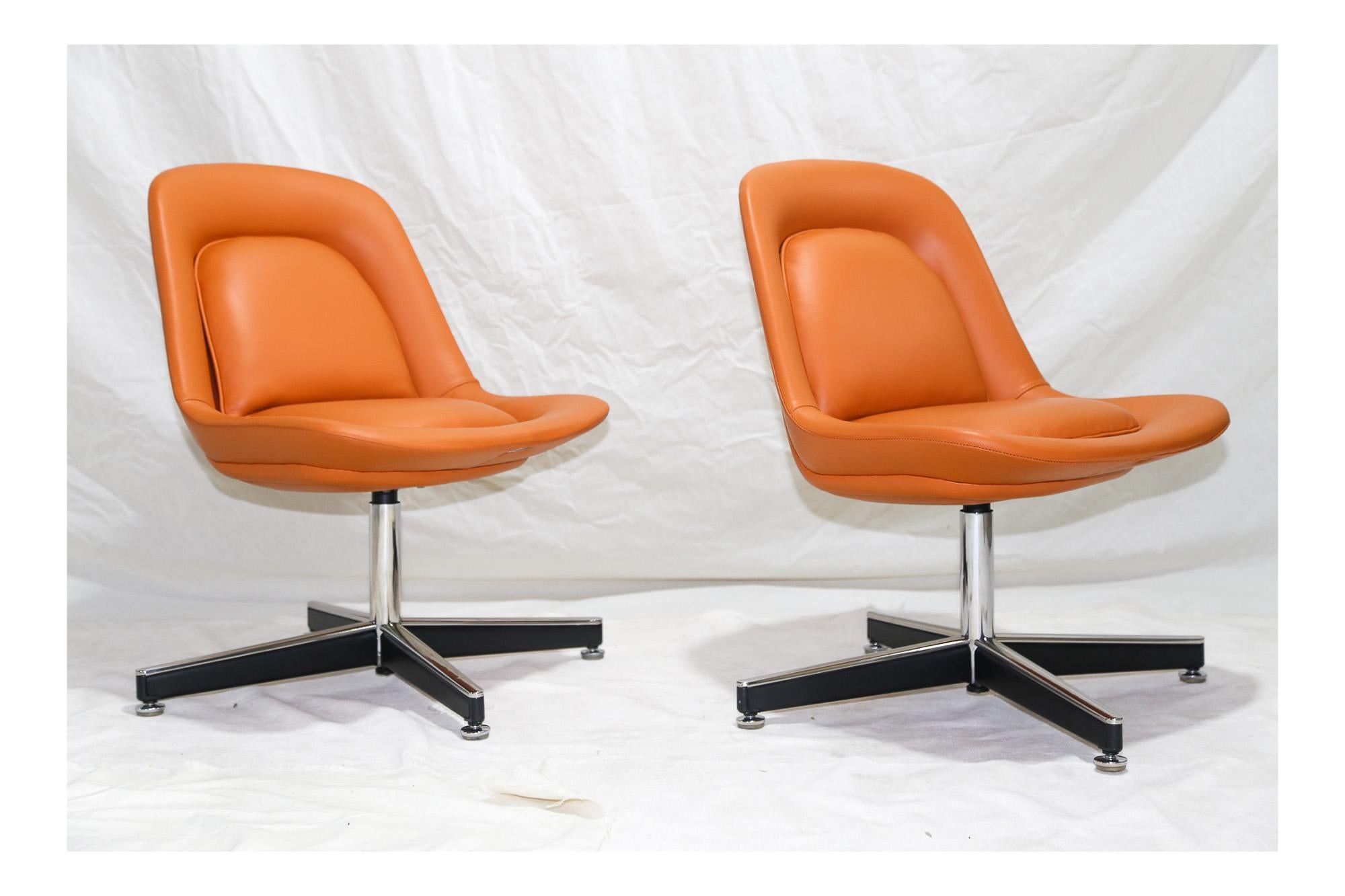 Brésilien Ensemble de deux chaises pivotantes brésiliennes du milieu du siècle dernier par Forma, vers 1970 en vente