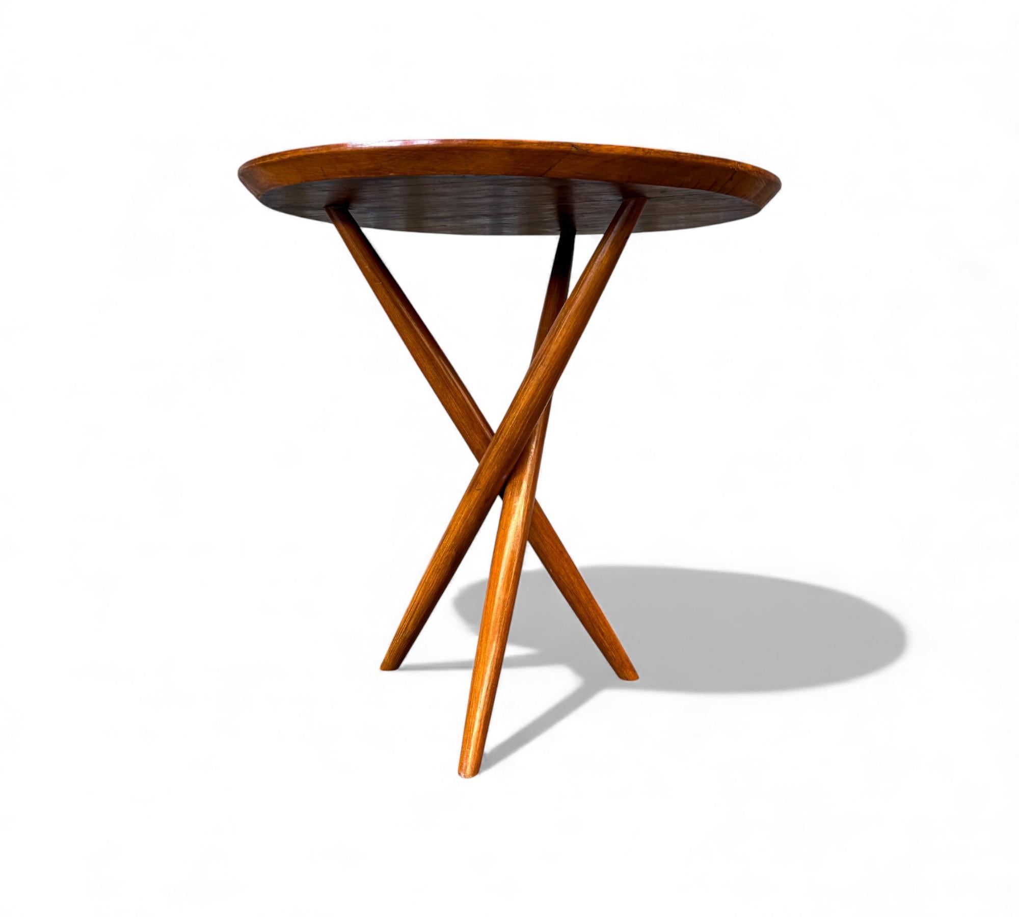 Mid-Century Modern Table d'appoint brésilienne du milieu du siècle à trois pieds en bois dur, inconnu, années 1950 en vente