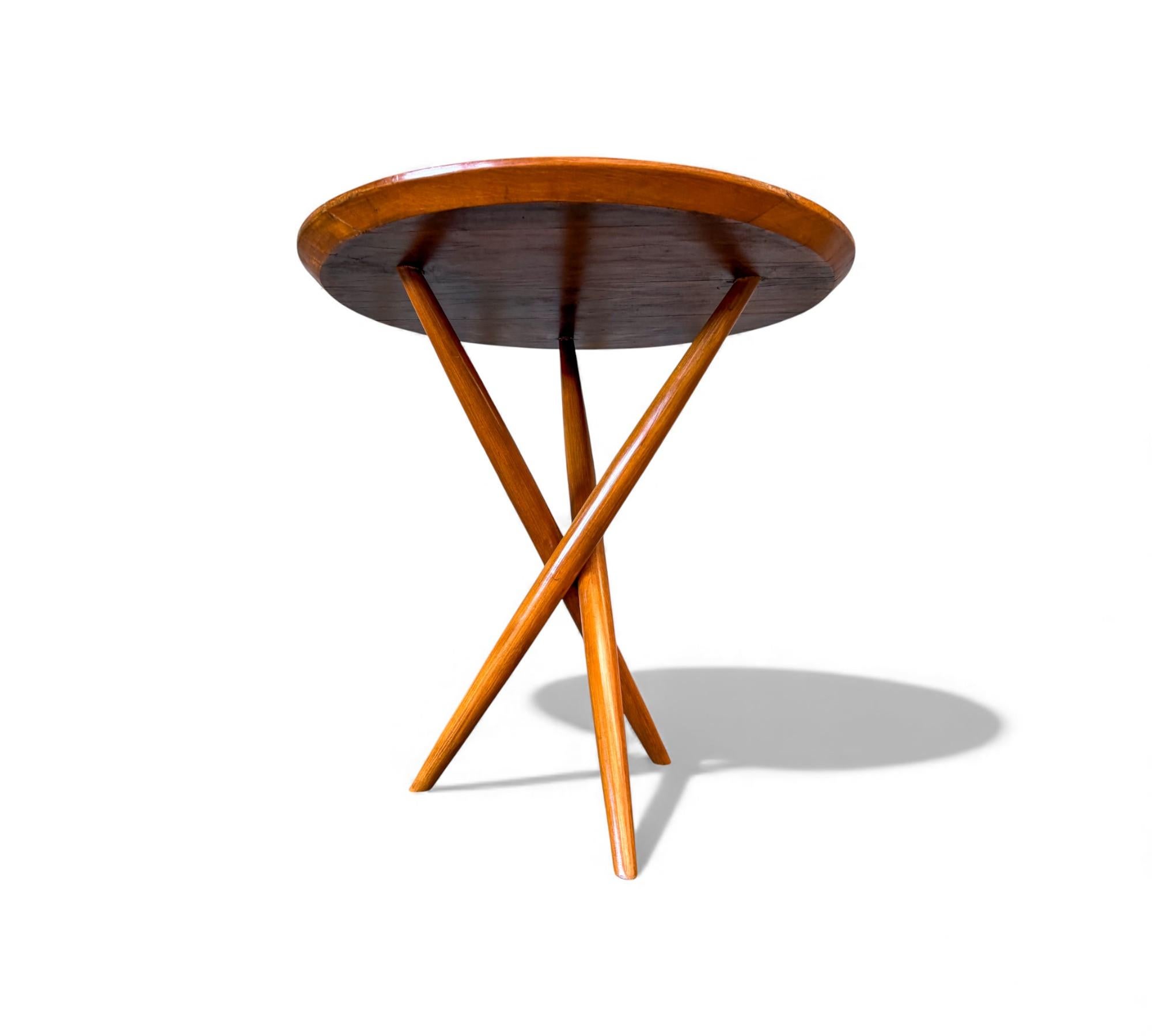 Brésilien Table d'appoint brésilienne du milieu du siècle à trois pieds en bois dur, inconnu, années 1950 en vente