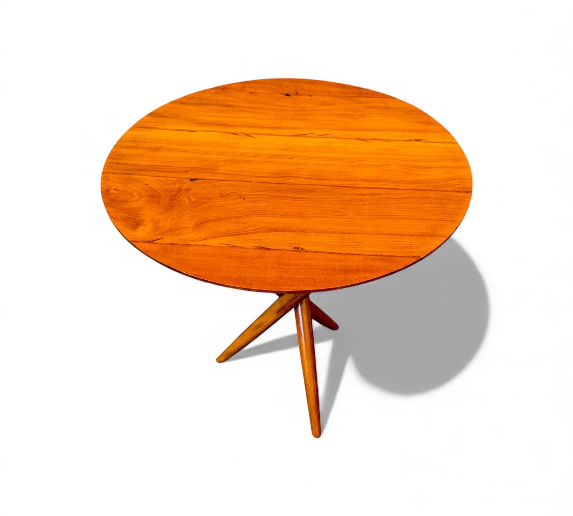 Travail du bois Table d'appoint brésilienne du milieu du siècle à trois pieds en bois dur, inconnu, années 1950 en vente