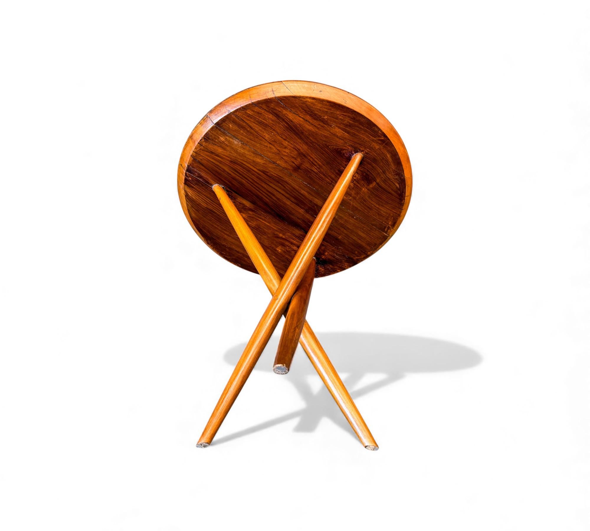 20ième siècle Table d'appoint brésilienne du milieu du siècle à trois pieds en bois dur, inconnu, années 1950 en vente