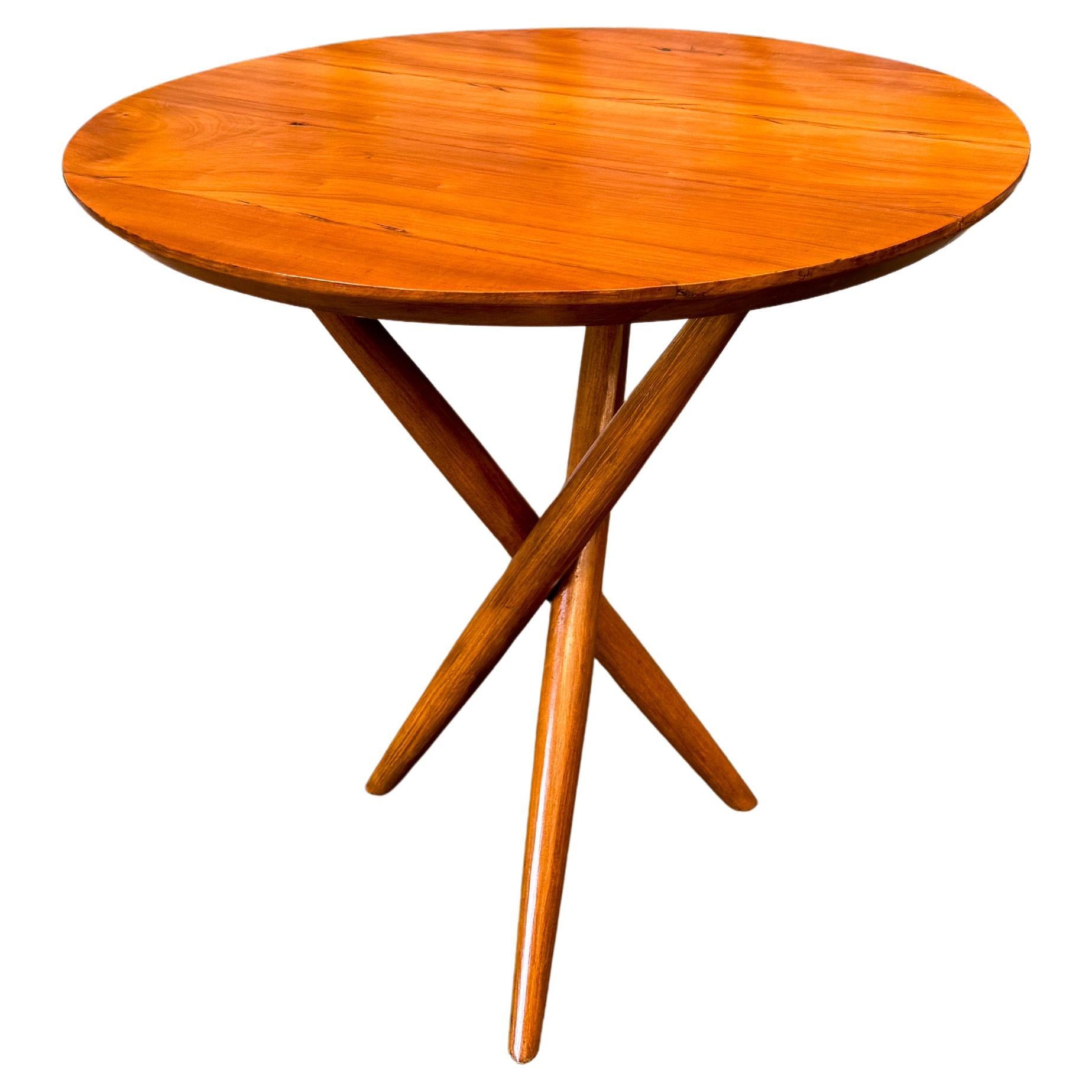 Table d'appoint brésilienne du milieu du siècle à trois pieds en bois dur, inconnu, années 1950