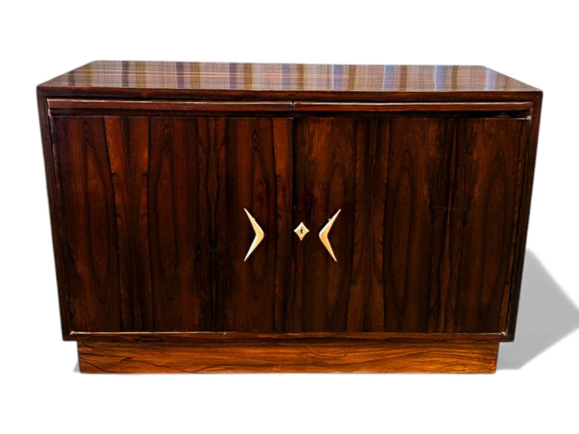 Mid-Century moderno Credenza brasiliana di metà secolo in legno duro, Ando & Cia, anni '60 in vendita