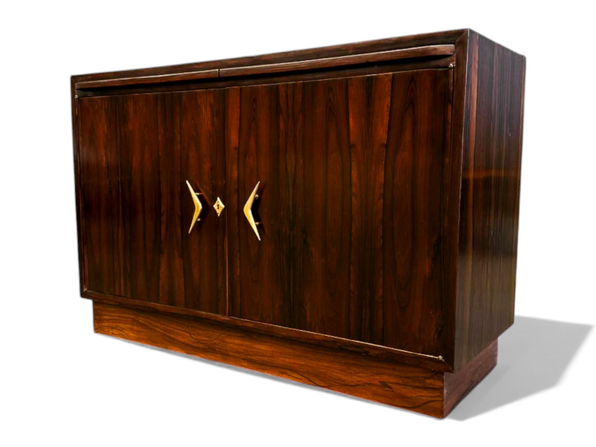 Falegnameria Credenza brasiliana di metà secolo in legno duro, Ando & Cia, anni '60 in vendita