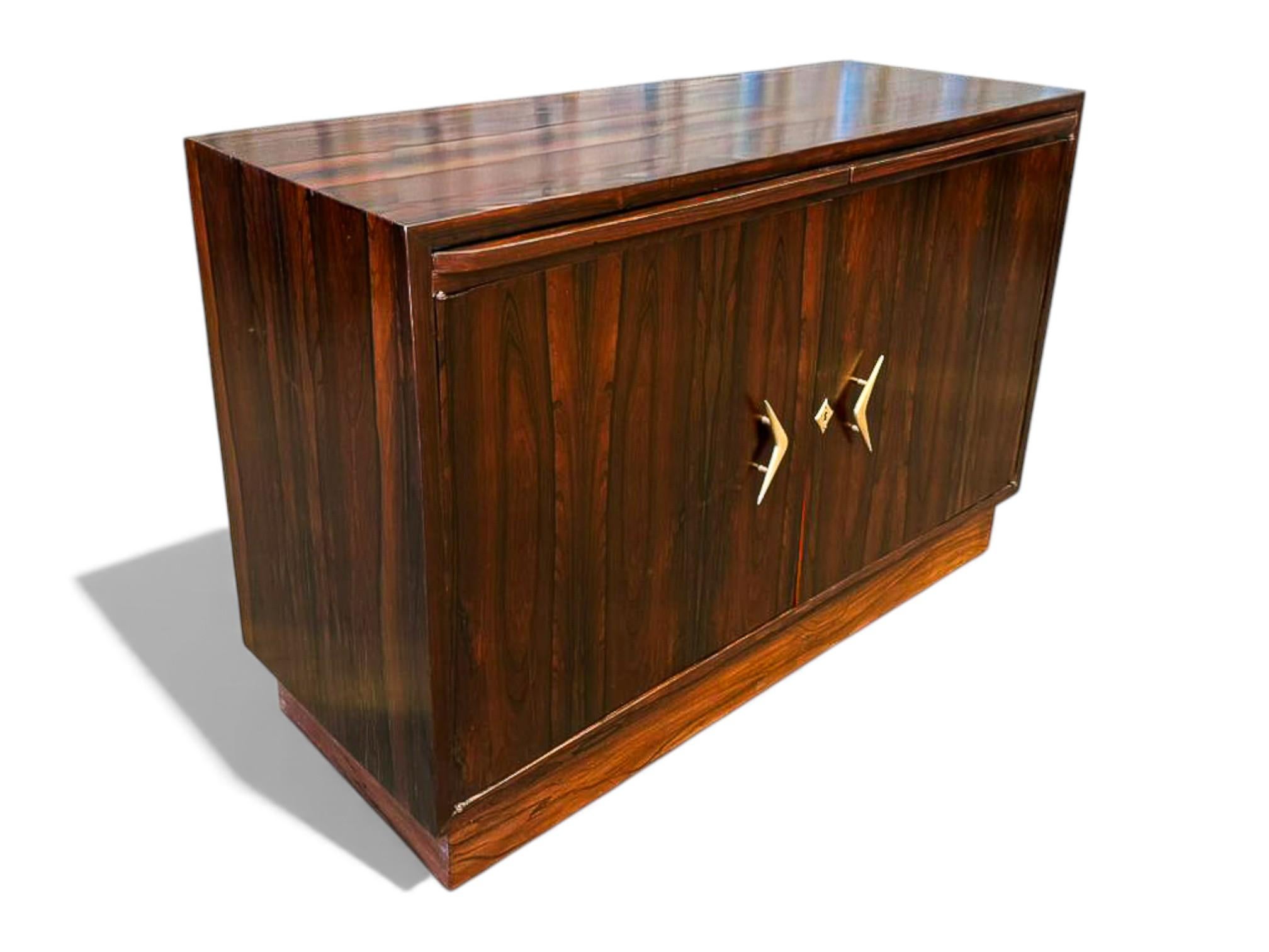 XX secolo Credenza brasiliana di metà secolo in legno duro, Ando & Cia, anni '60 in vendita
