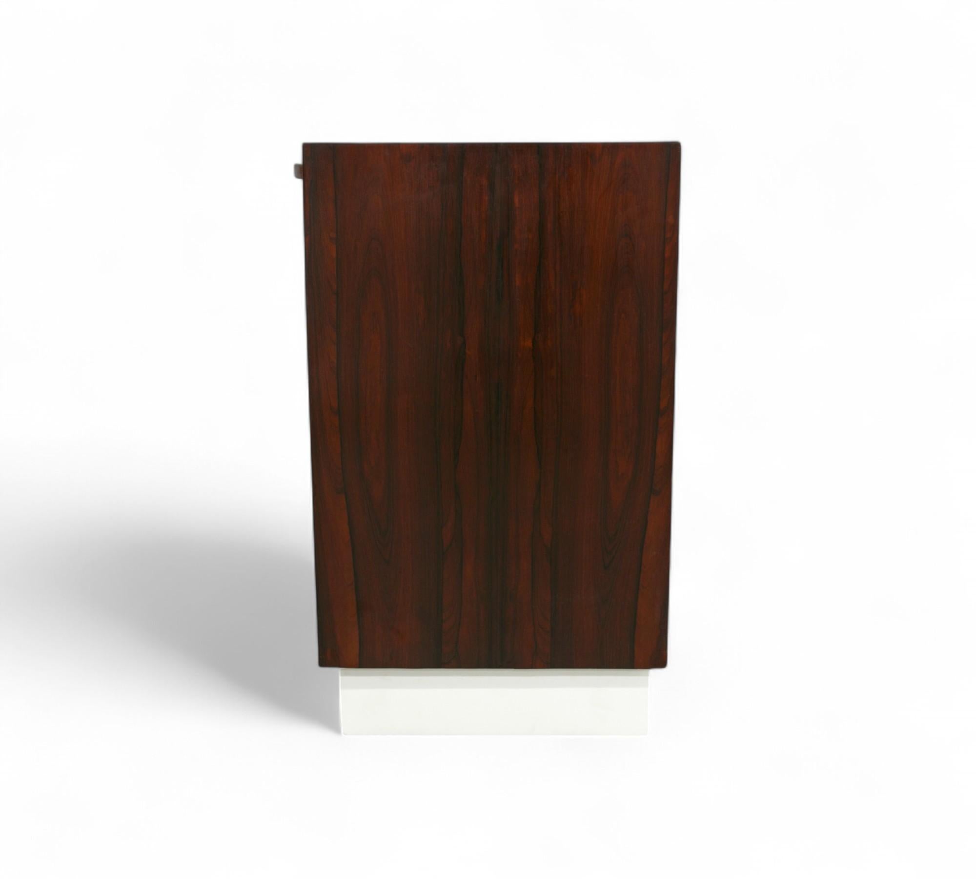 Brasiliano Credenza brasiliana di metà secolo in legno duro di Ando & Cia, anni '60 in vendita