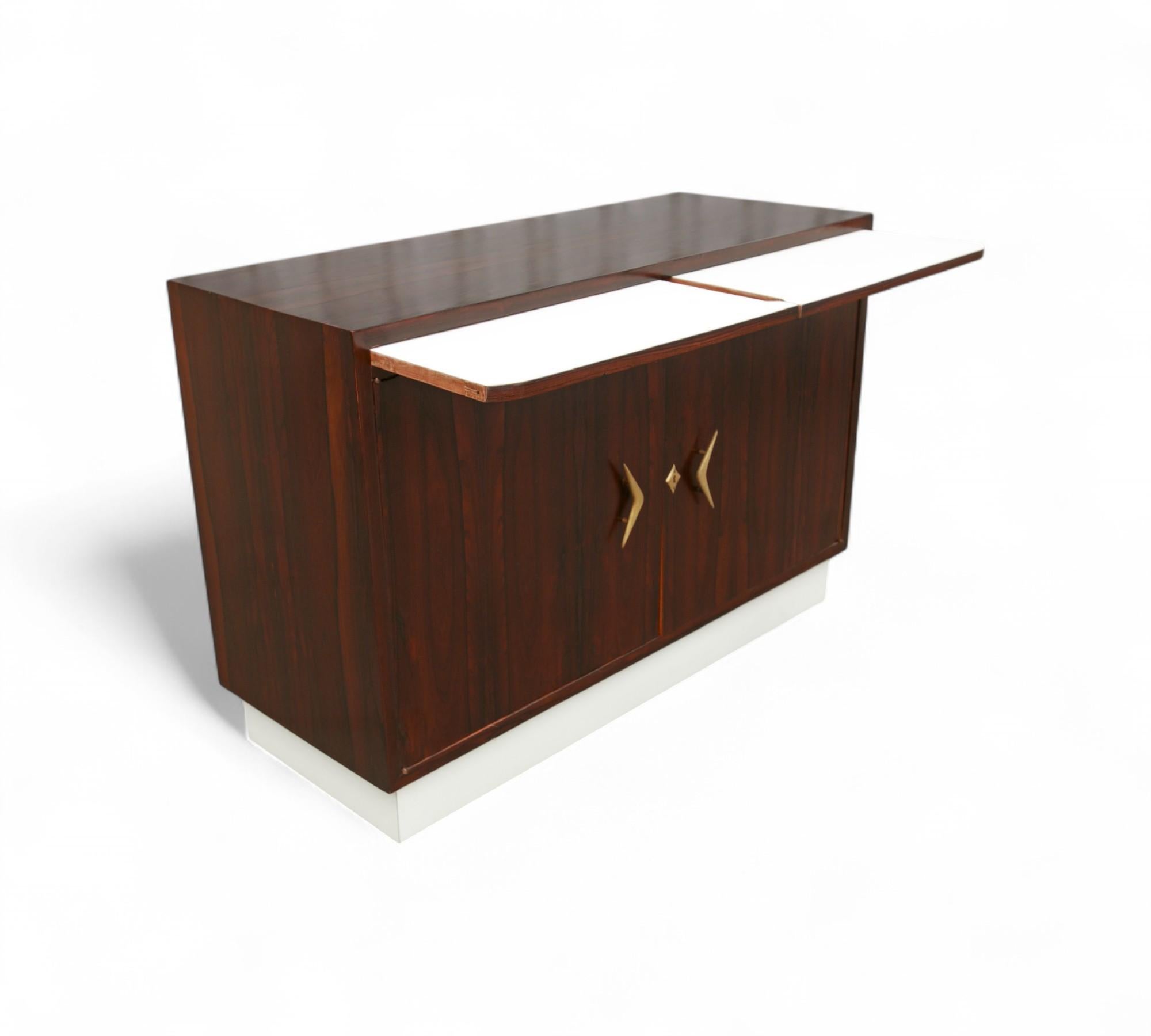 Credenza brasiliana di metà secolo in legno duro di Ando & Cia, anni '60 In condizioni buone in vendita a New York, NY