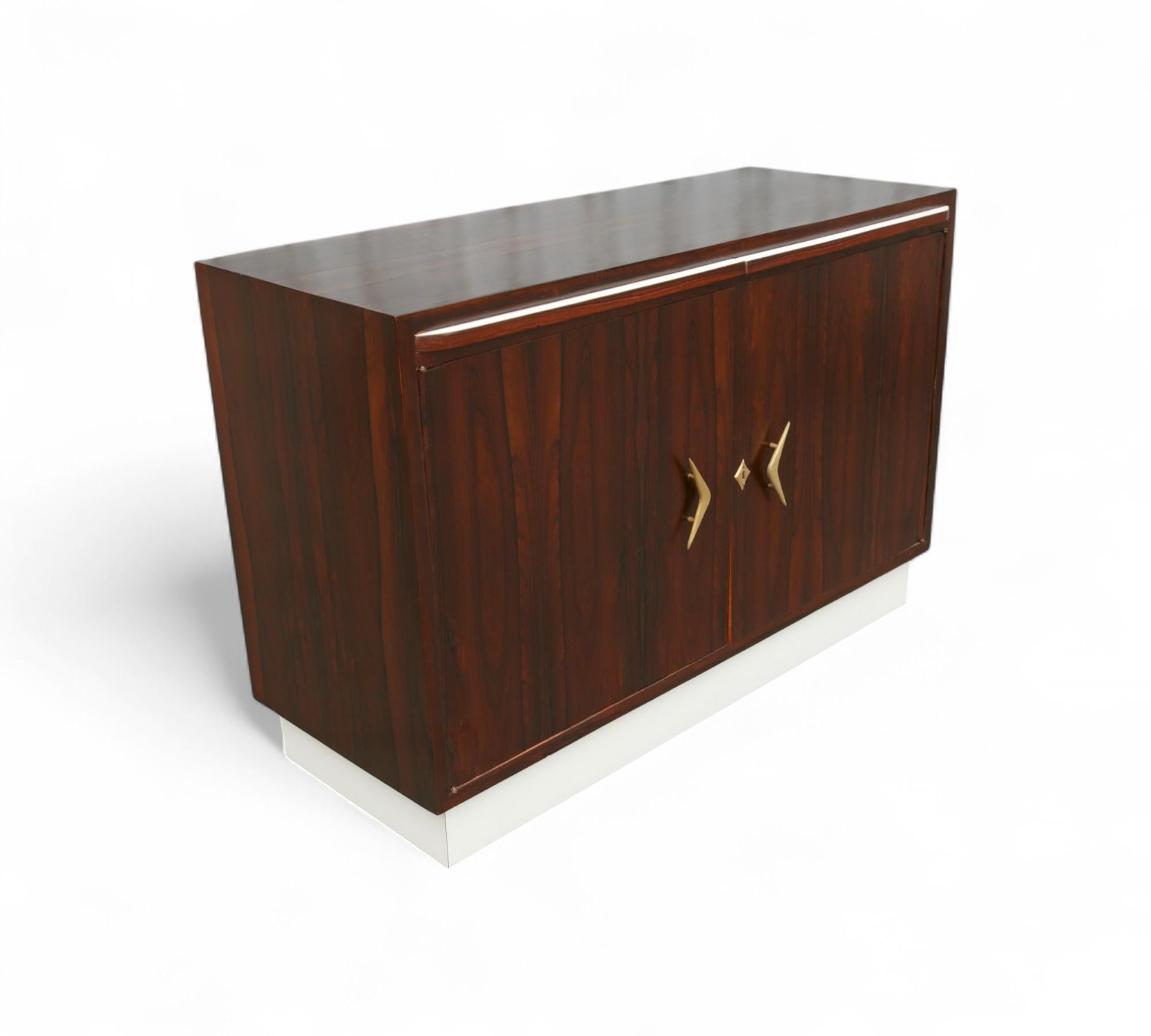 XX secolo Credenza brasiliana di metà secolo in legno duro di Ando & Cia, anni '60 in vendita