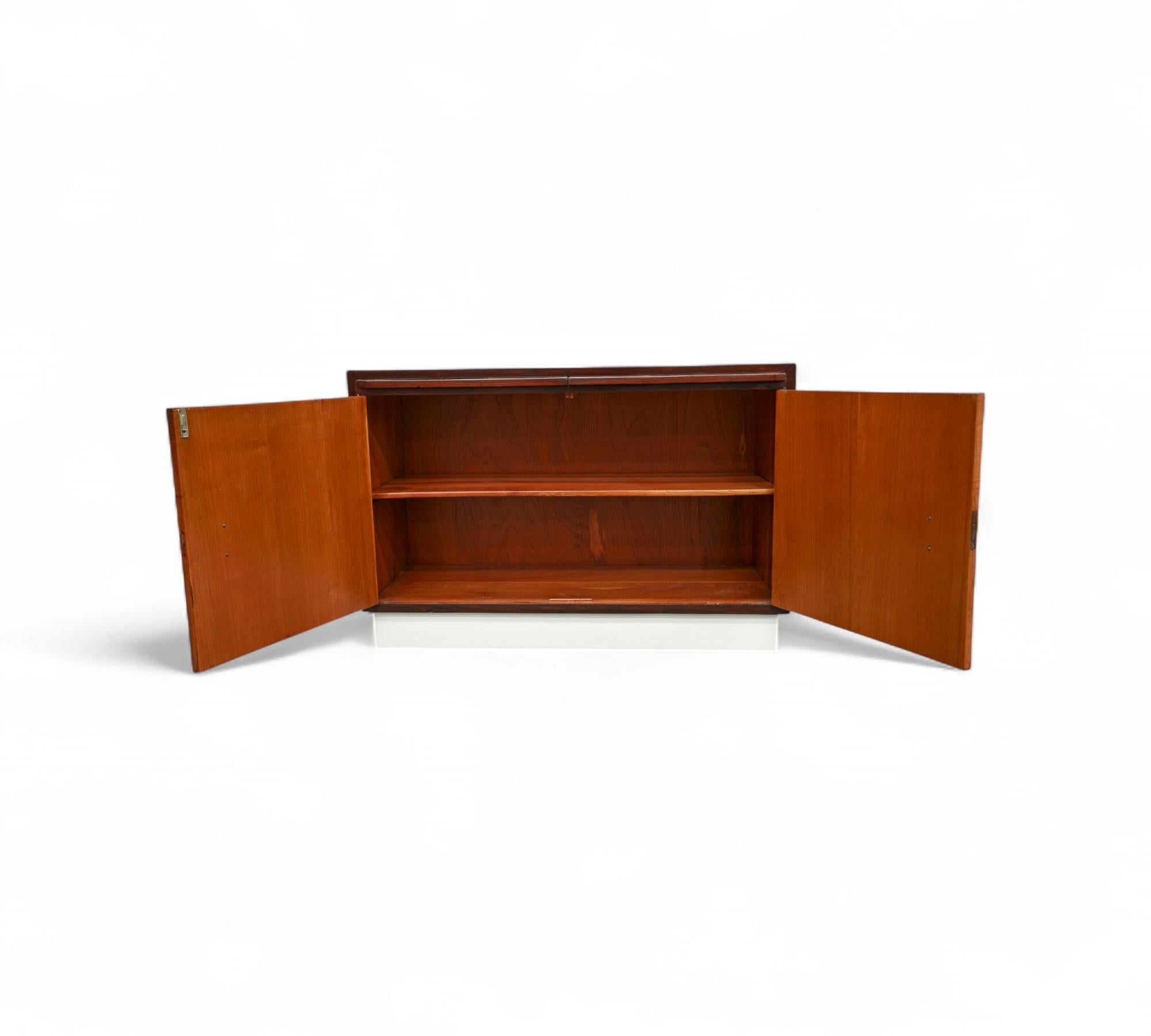 Formica Credenza brasiliana di metà secolo in legno duro di Ando & Cia, anni '60 in vendita
