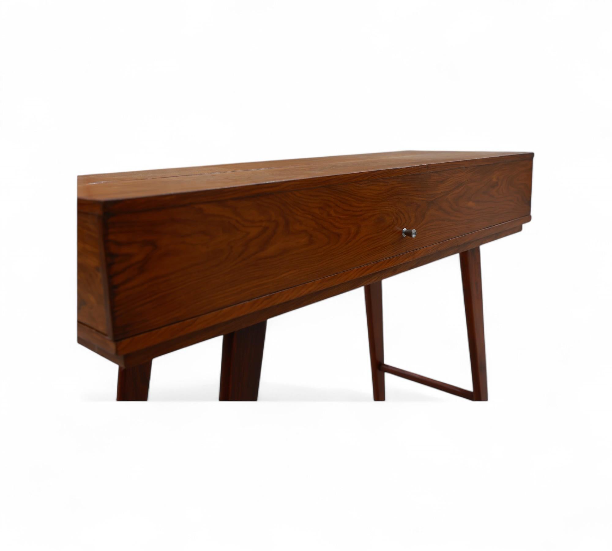 Buffet brésilien du milieu du siècle en bois dur avec ouverture frontale, Unknown, années 1960 en vente 2