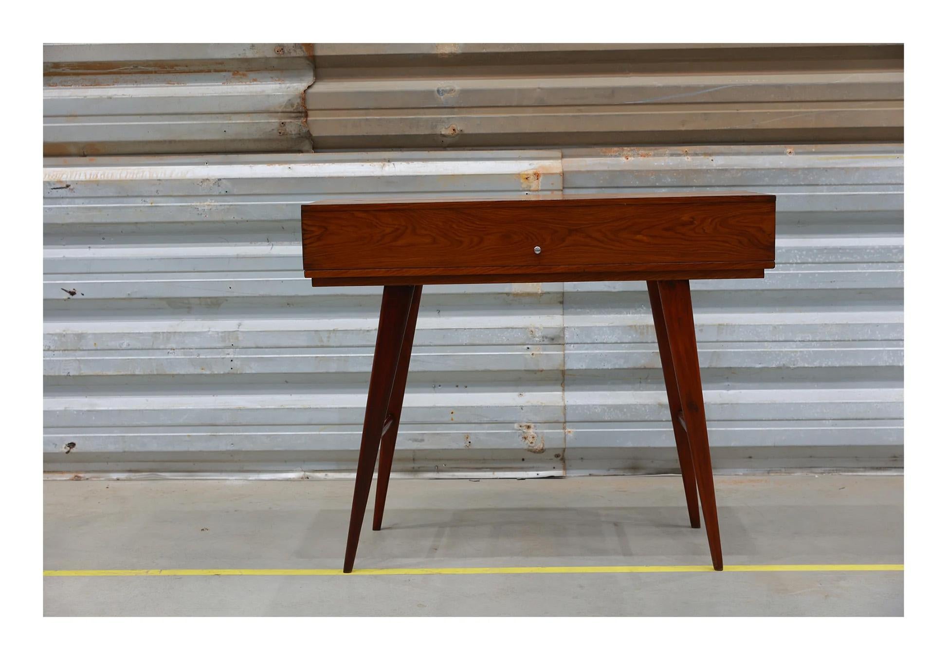 Disponible hoy, con envío nacional en el área metropolitana de Nueva York incluido, ¡este Aparador Brasileño de Mitad de Siglo en Madera Dura es nada menos que precioso! Este exquisito aparador tiene puertas de apertura frontal y está fabricado en