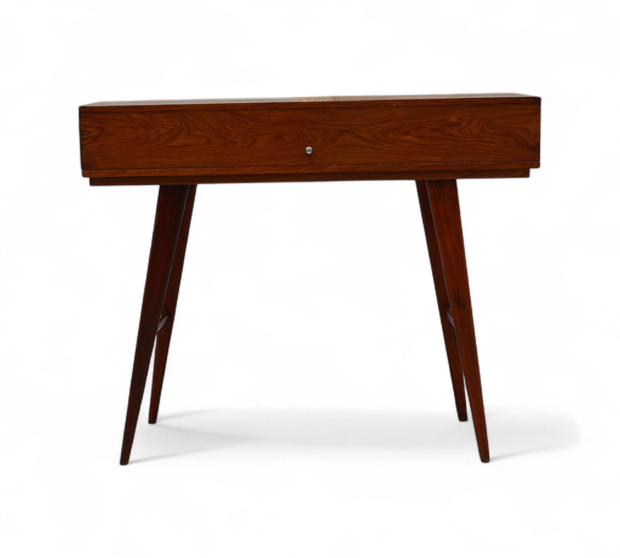 Disponible dès aujourd'hui, avec livraison nationale dans la région métropolitaine de New York incluse, ce buffet brésilien du milieu du siècle en bois dur n'est rien de moins que magnifique ! Ce buffet exquis comporte des portes à ouverture