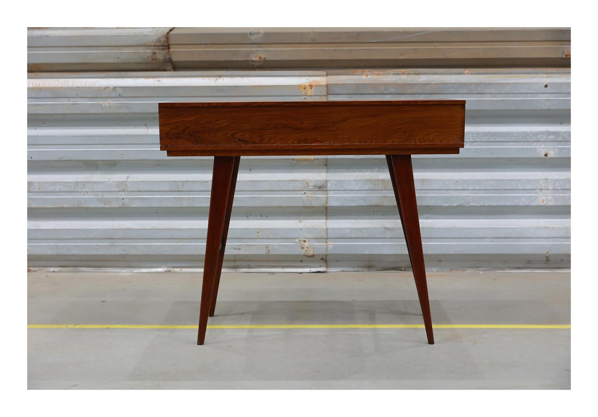 Aparador brasileño de mediados de siglo en madera dura con apertura frontal, Desconocido, Años 60 Moderno de mediados de siglo en venta