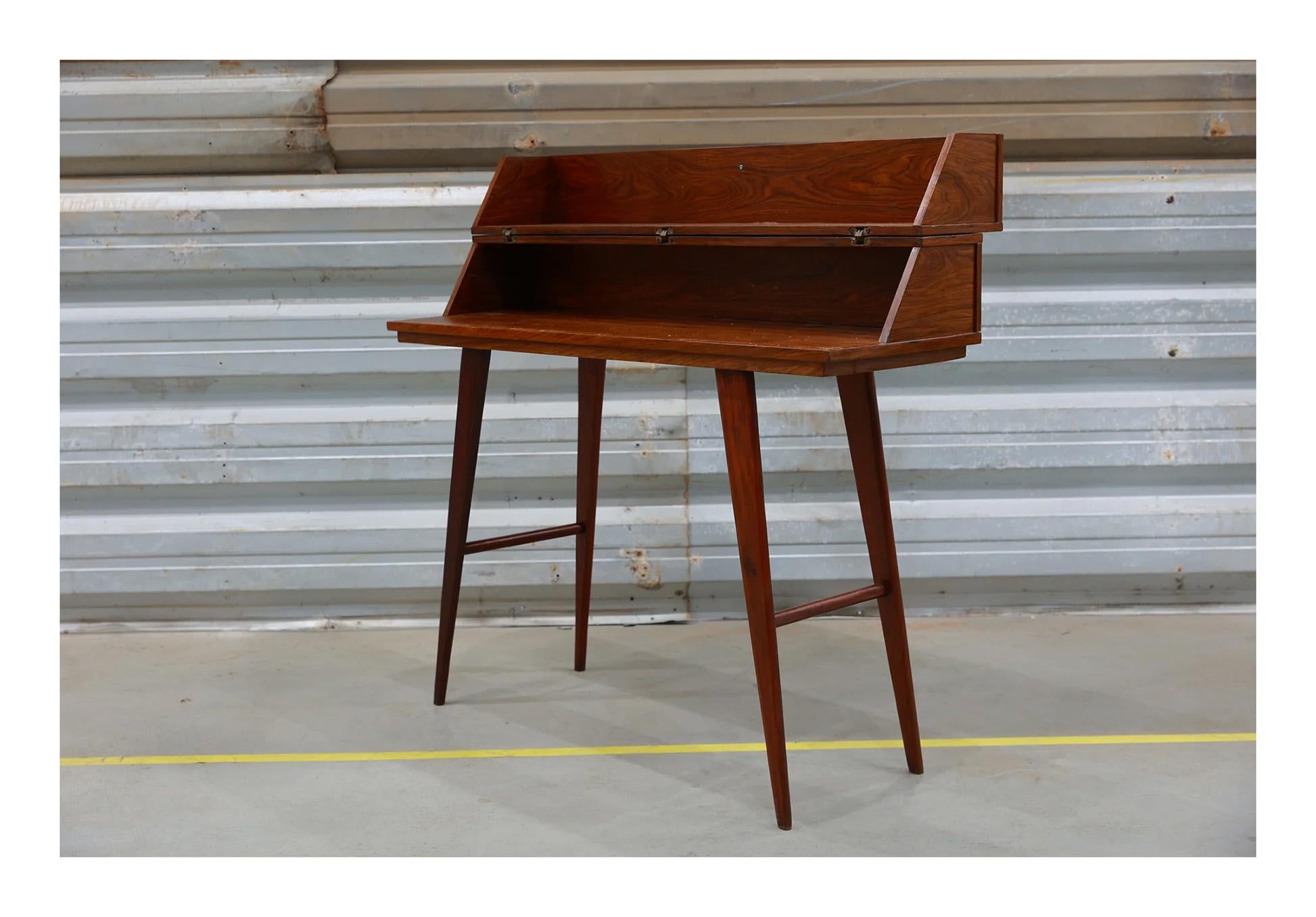 Aparador brasileño de mediados de siglo en madera dura con apertura frontal, Desconocido, Años 60 Sudamericano en venta