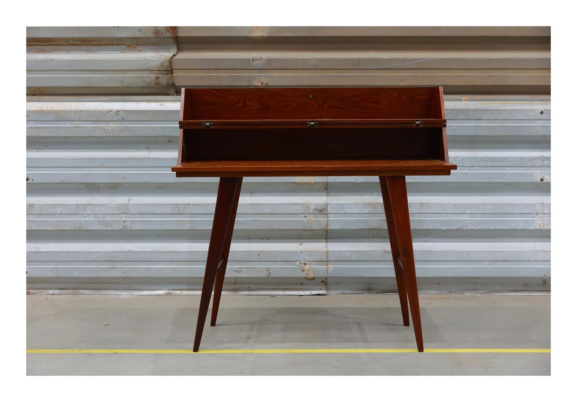 Aparador brasileño de mediados de siglo en madera dura con apertura frontal, Desconocido, Años 60 Carpintería en venta