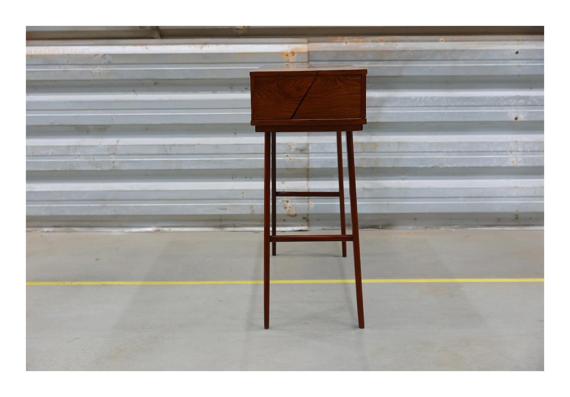 Aparador brasileño de mediados de siglo en madera dura con apertura frontal, Desconocido, Años 60 en Bueno estado para la venta en New York, NY