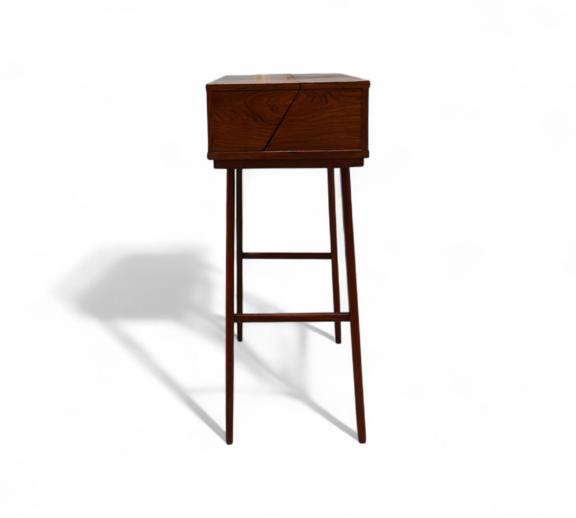 Buffet brésilien du milieu du siècle en bois dur avec ouverture frontale, Unknown, années 1960 Bon état - En vente à New York, NY