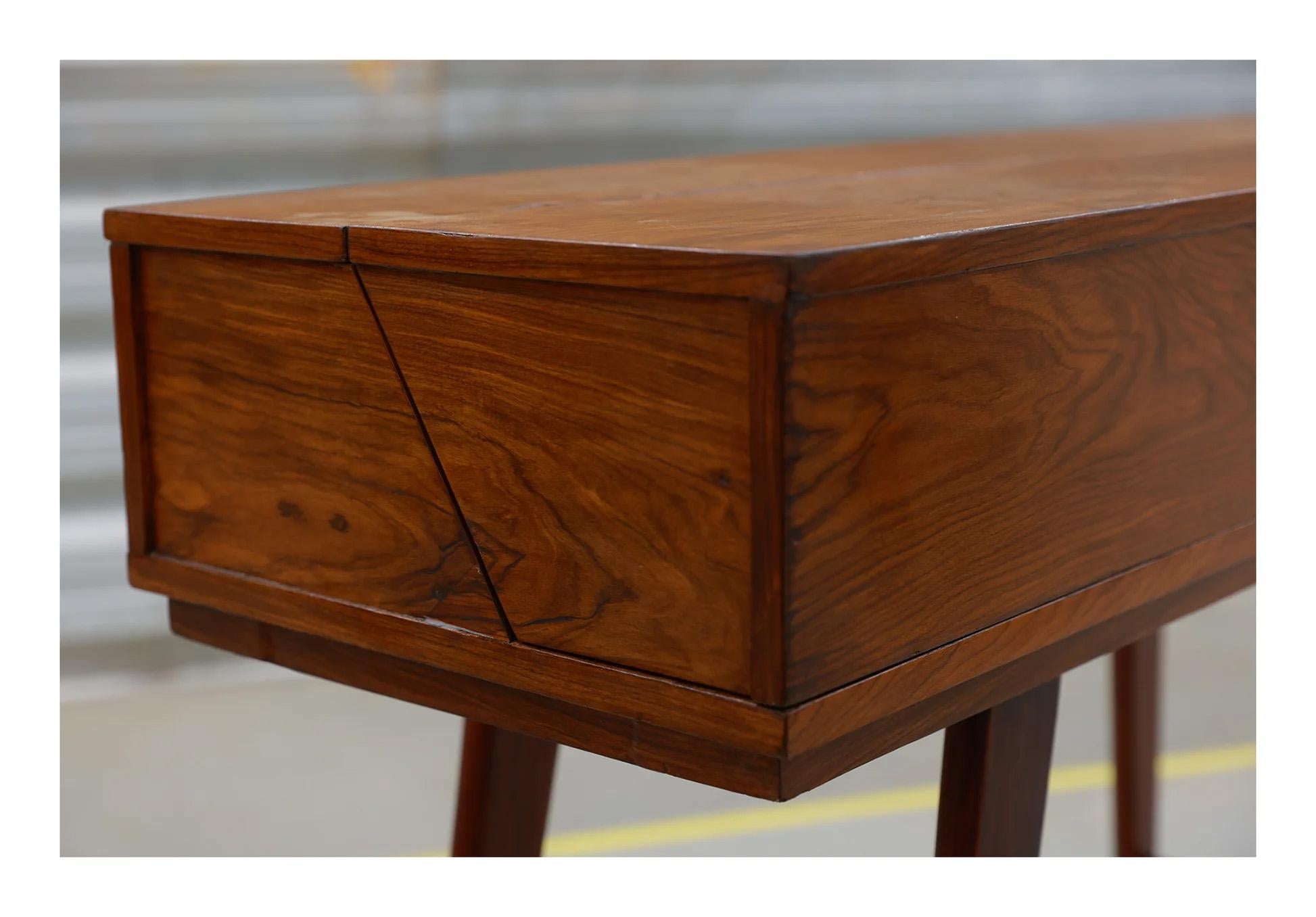 Aparador brasileño de mediados de siglo en madera dura con apertura frontal, Desconocido, Años 60 siglo XX en venta