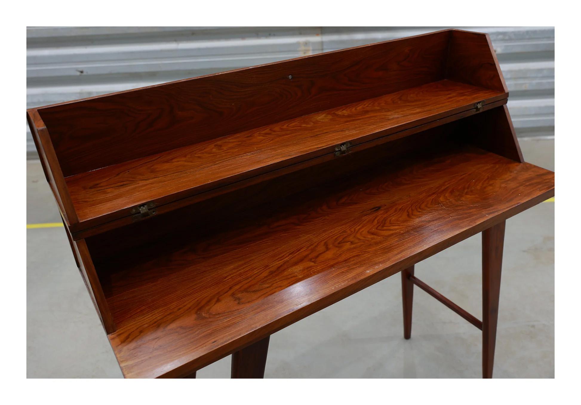 Aparador brasileño de mediados de siglo en madera dura con apertura frontal, Desconocido, Años 60 Latón en venta