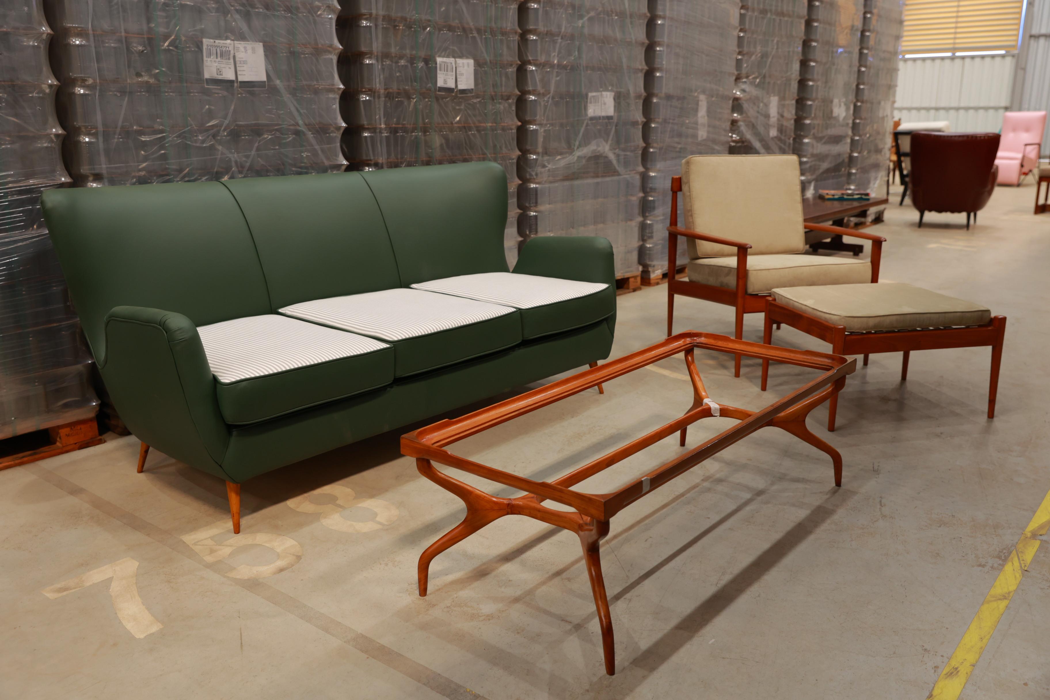 Canapé brésilien du milieu du siècle en bois dur, cuir et tissu par Carlo Hauner années 1950 en vente 4