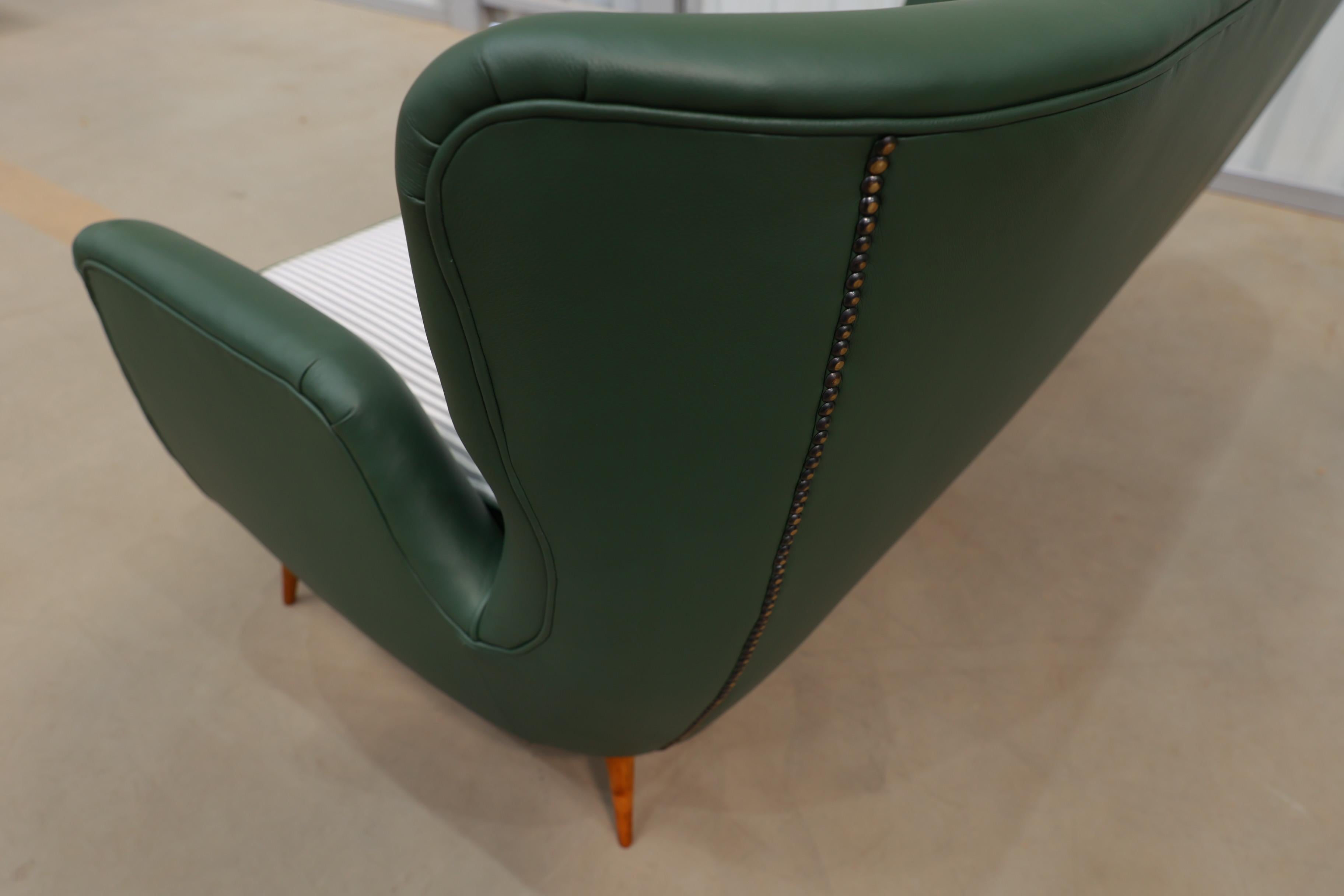 Canapé brésilien du milieu du siècle en bois dur, cuir et tissu par Carlo Hauner années 1950 en vente 7