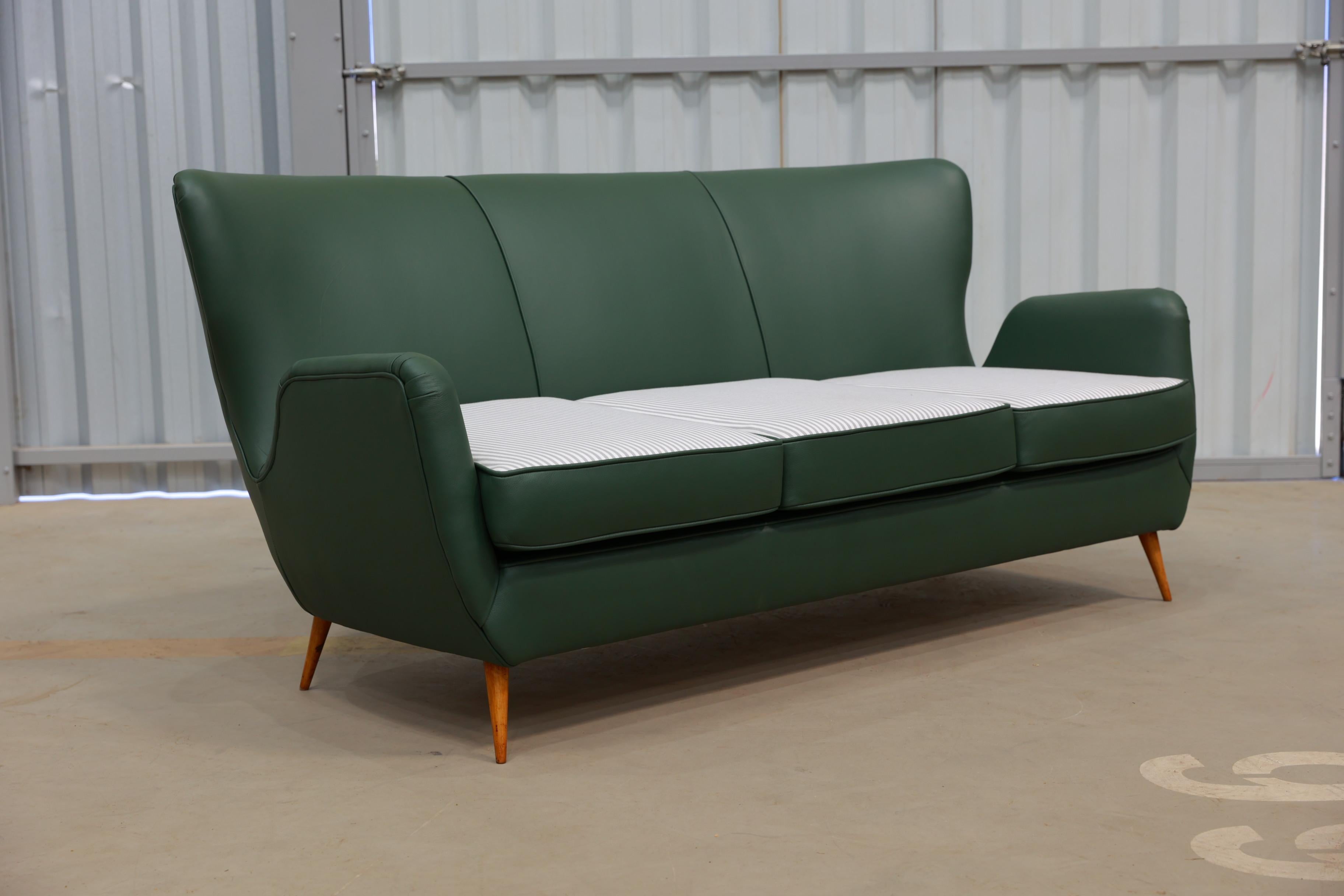 Disponible dès aujourd'hui, avec livraison nationale dans la région métropolitaine de New York incluse, ce canapé en bois dur, cuir et tissu par Carlo Hauner, vers 1950, n'est rien de moins que magnifique !  Fabrice en bois dur avec un mélange