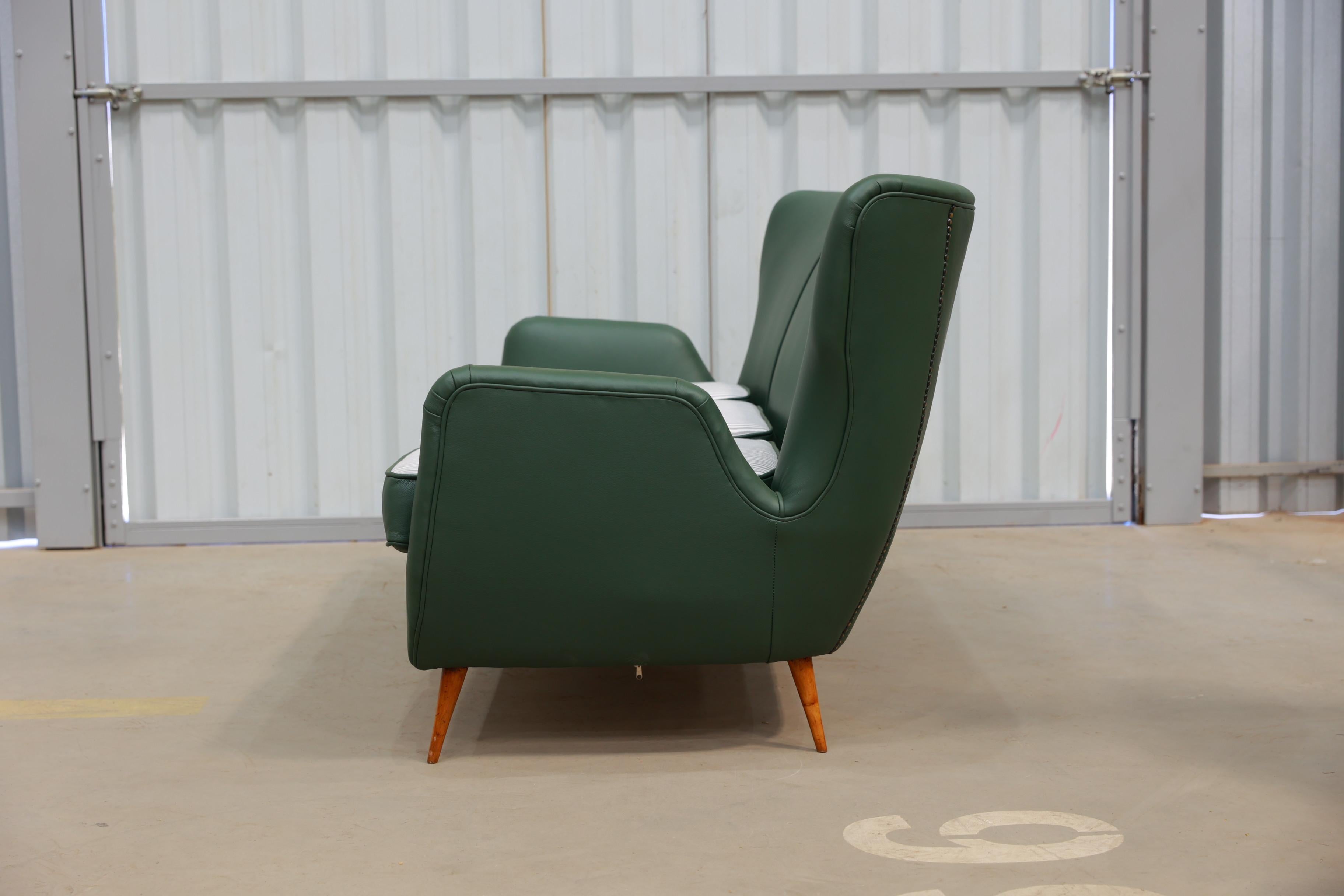 Mid-Century Modern Canapé brésilien du milieu du siècle en bois dur, cuir et tissu par Carlo Hauner années 1950 en vente