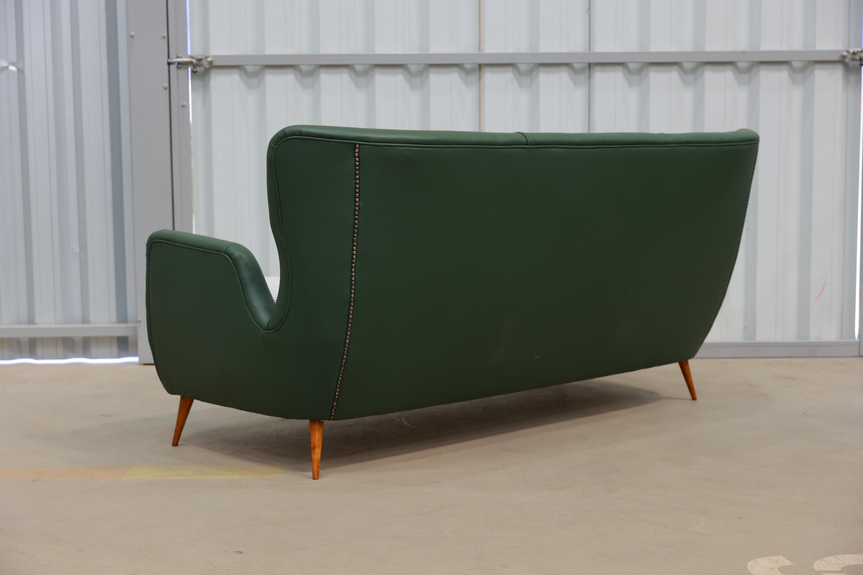 20ième siècle Canapé brésilien du milieu du siècle en bois dur, cuir et tissu par Carlo Hauner années 1950 en vente