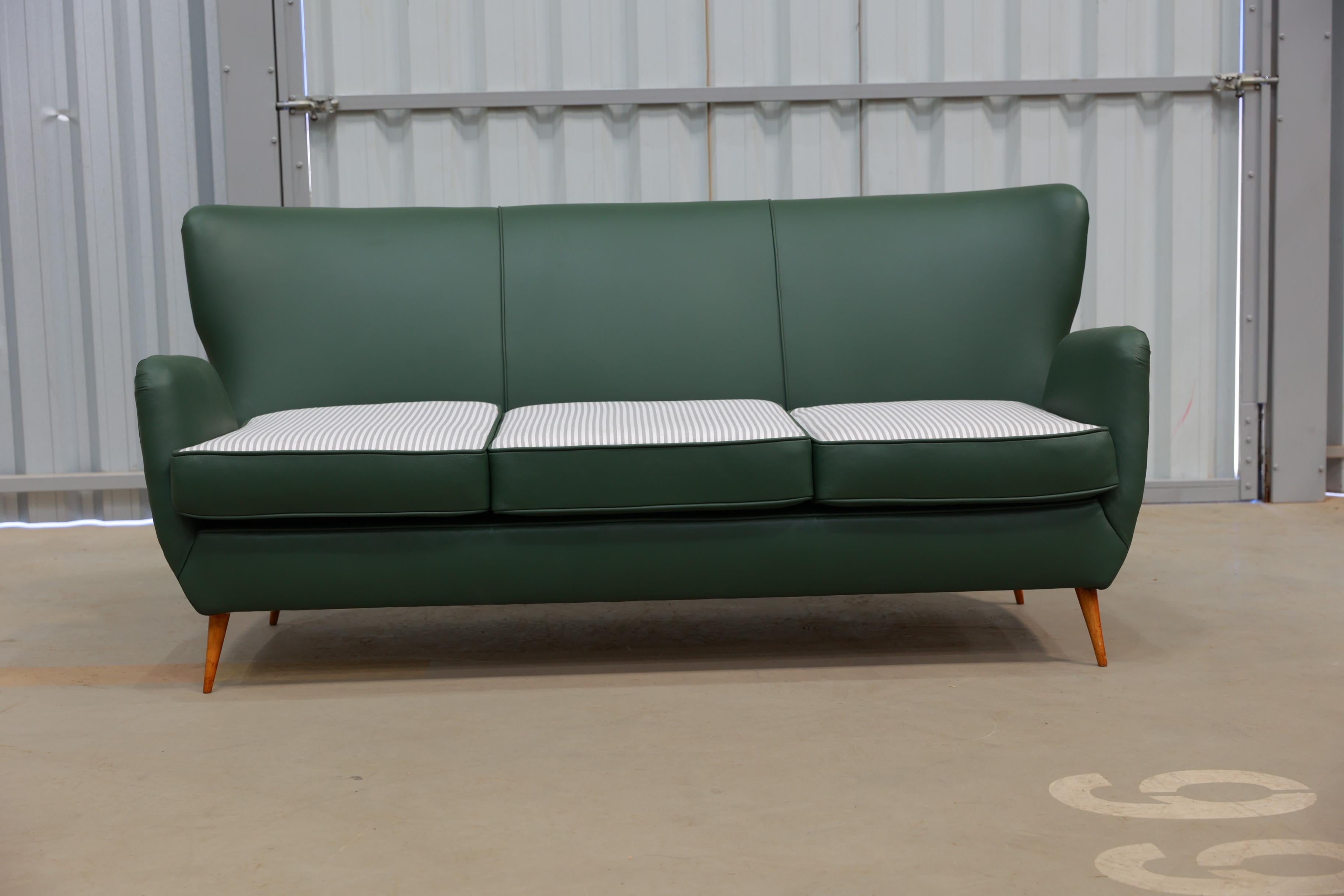 Cuir Canapé brésilien du milieu du siècle en bois dur, cuir et tissu par Carlo Hauner années 1950 en vente