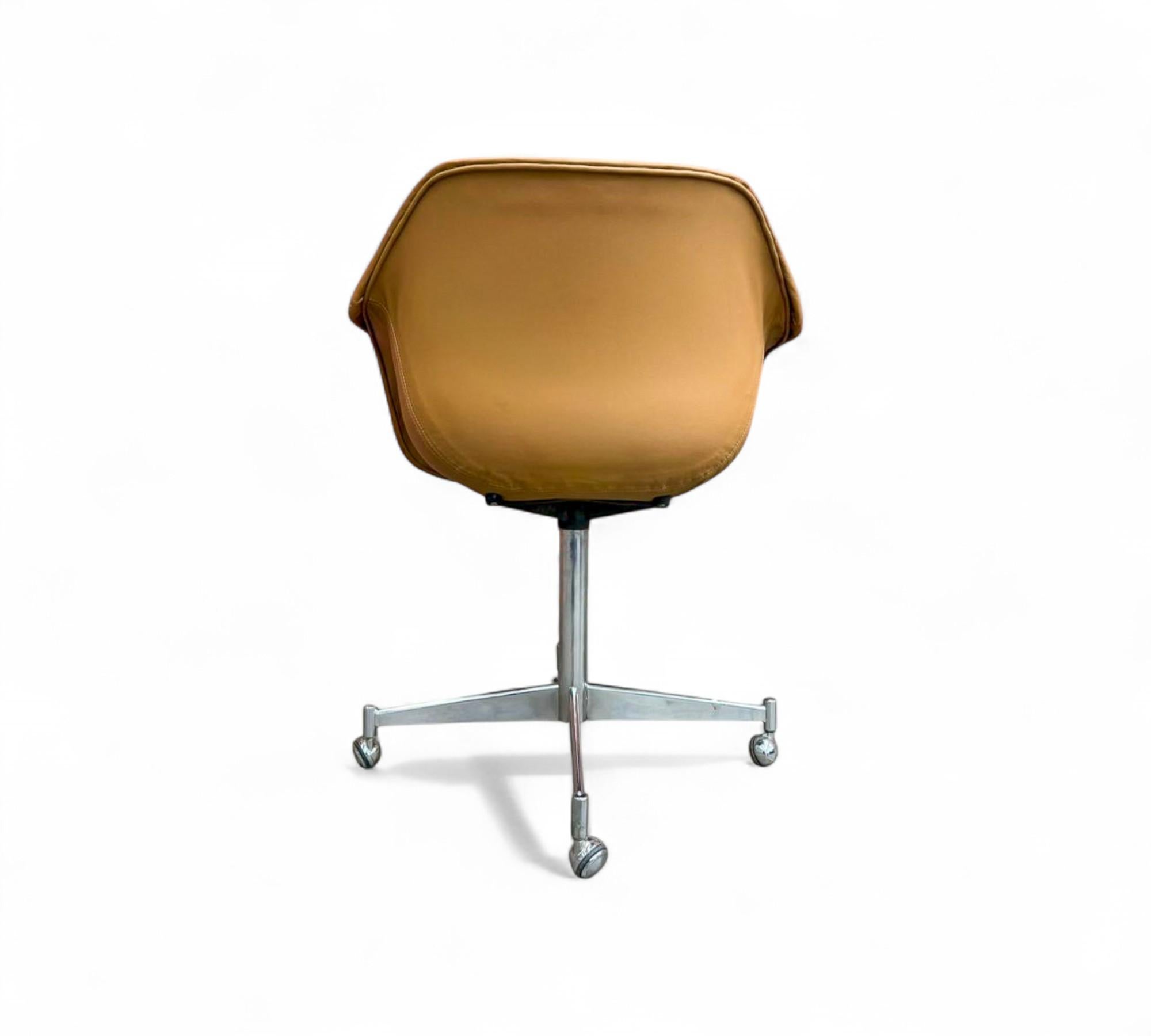 Fauteuil pivotant brésilien du milieu du siècle en cuir et métal, Jorge Zalszupin, années 1960 en vente 2