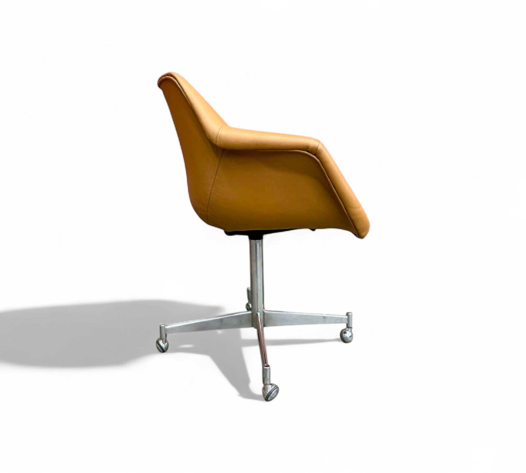 Fauteuil pivotant brésilien du milieu du siècle en cuir et métal, Jorge Zalszupin, années 1960 en vente 3