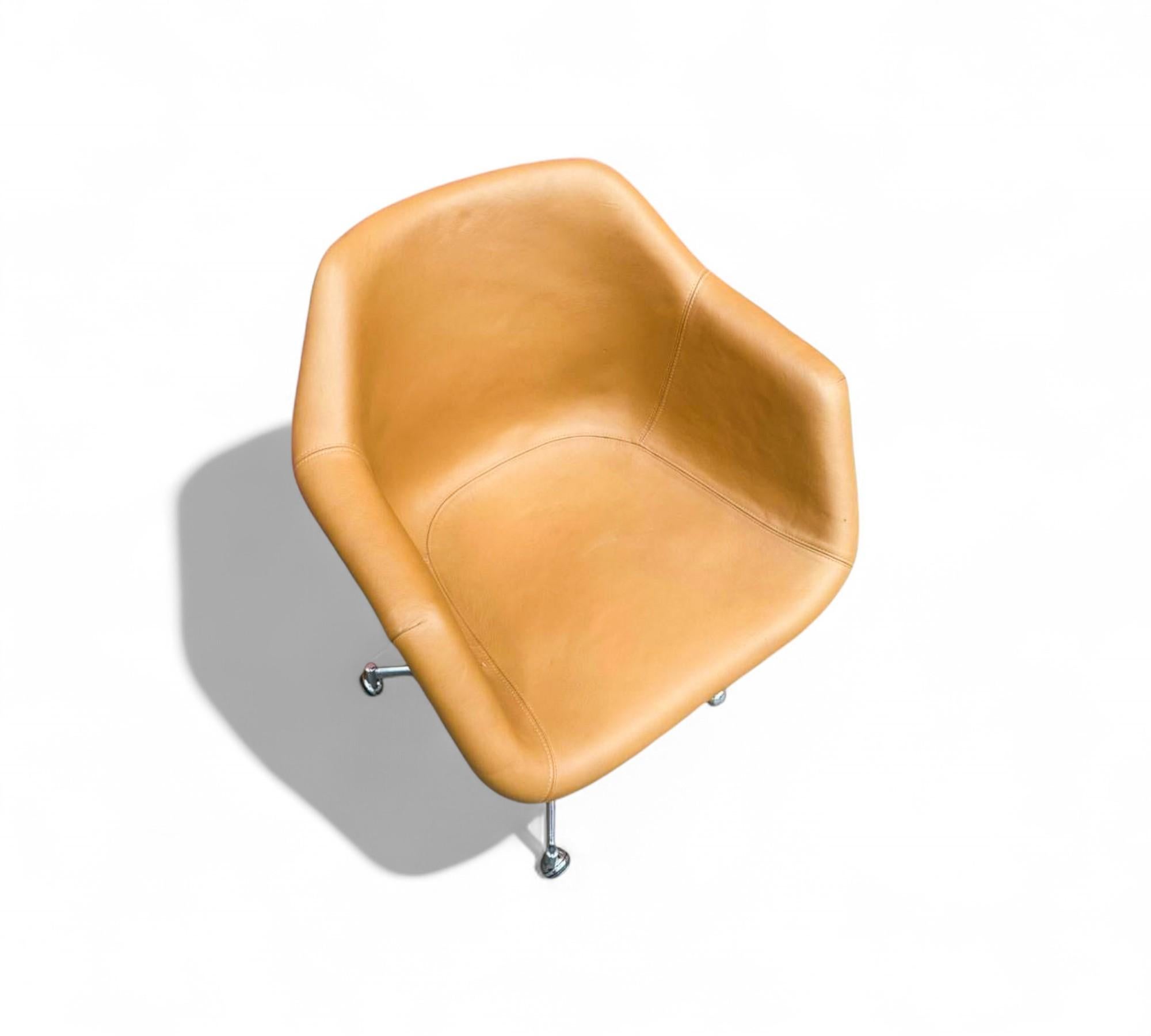 Fauteuil pivotant brésilien du milieu du siècle en cuir et métal, Jorge Zalszupin, années 1960 en vente 4