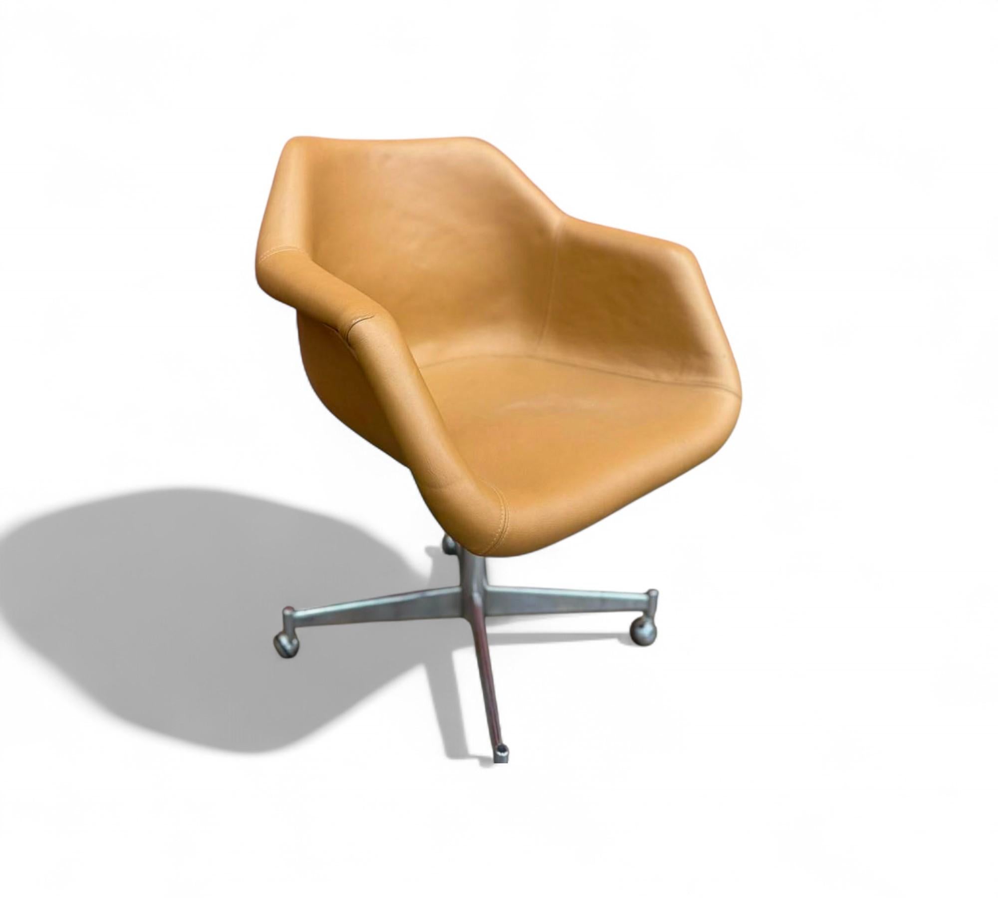 Fauteuil pivotant brésilien du milieu du siècle en cuir et métal, Jorge Zalszupin, années 1960 en vente 5